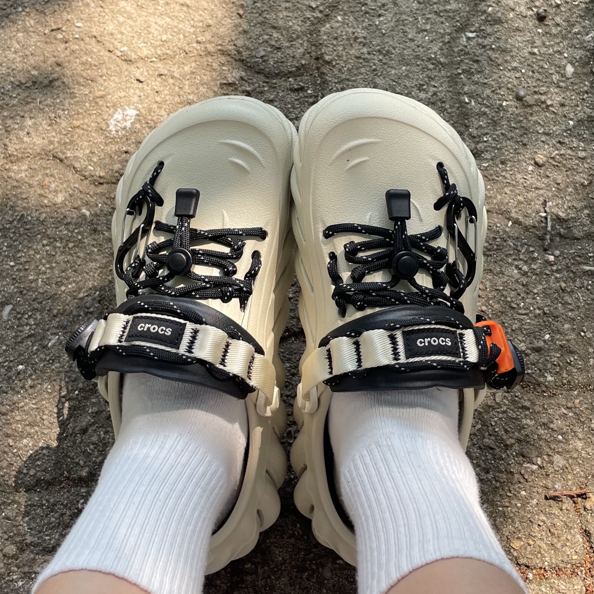 Crocs Echo Clog Bone Black 착용 스타일 - 2