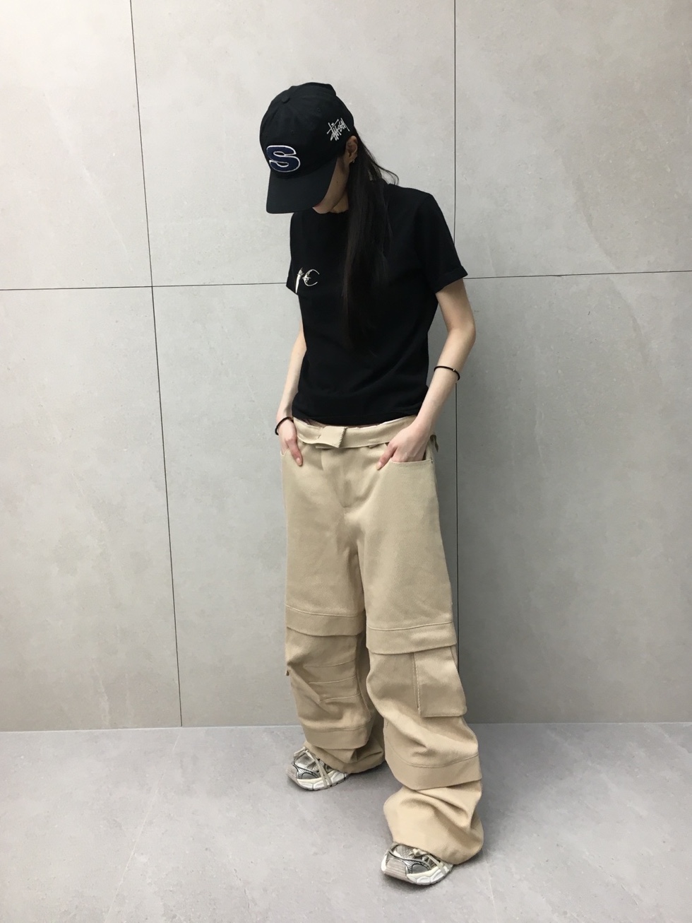 Stussy Chenille S Low Pro Cap Black, Thug Club Basic T-Shirt Black 착용 스타일 - 1