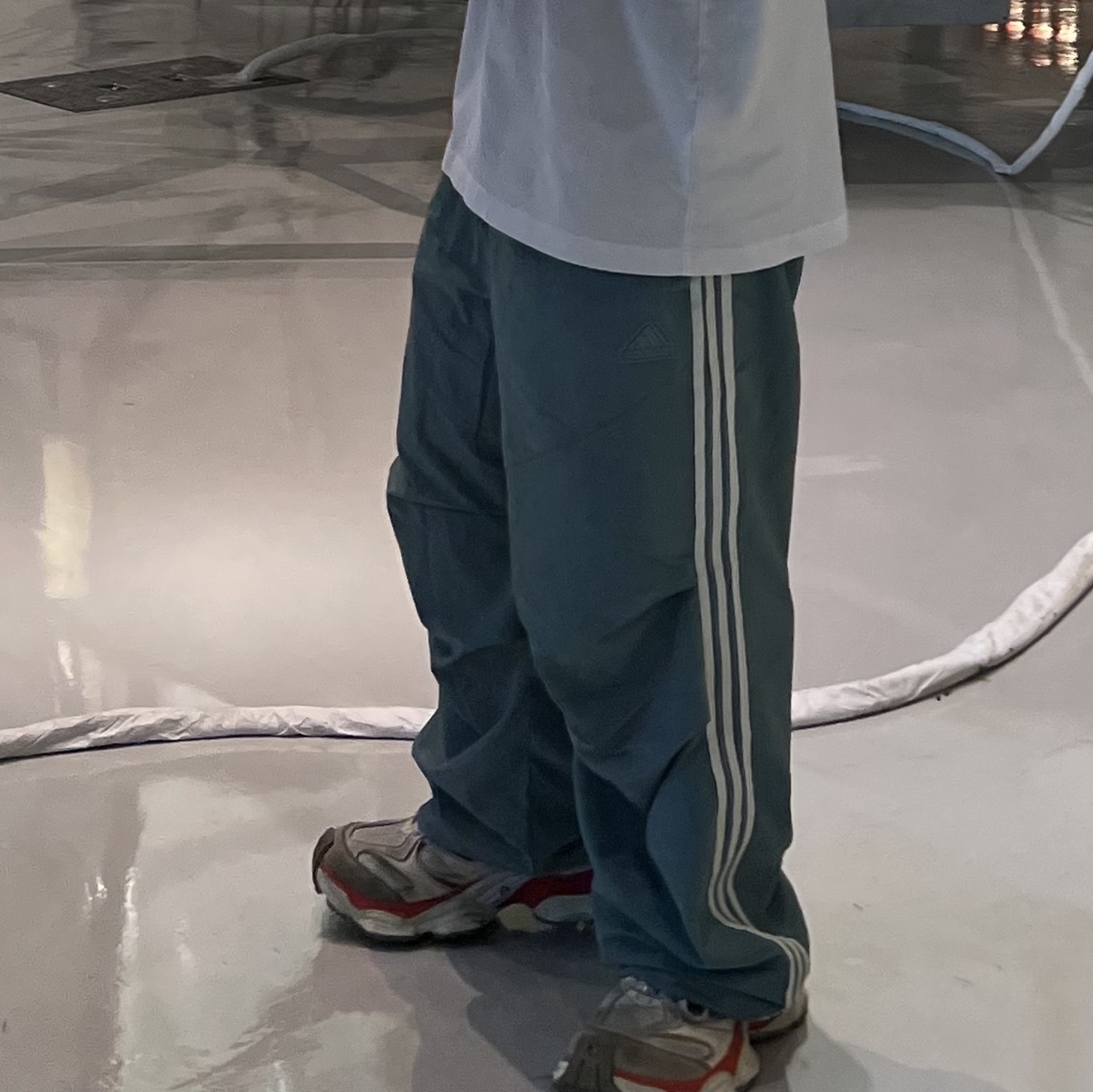 Balenciaga Cargo Sneakers Beige Grey Red 착용 스타일 - 1