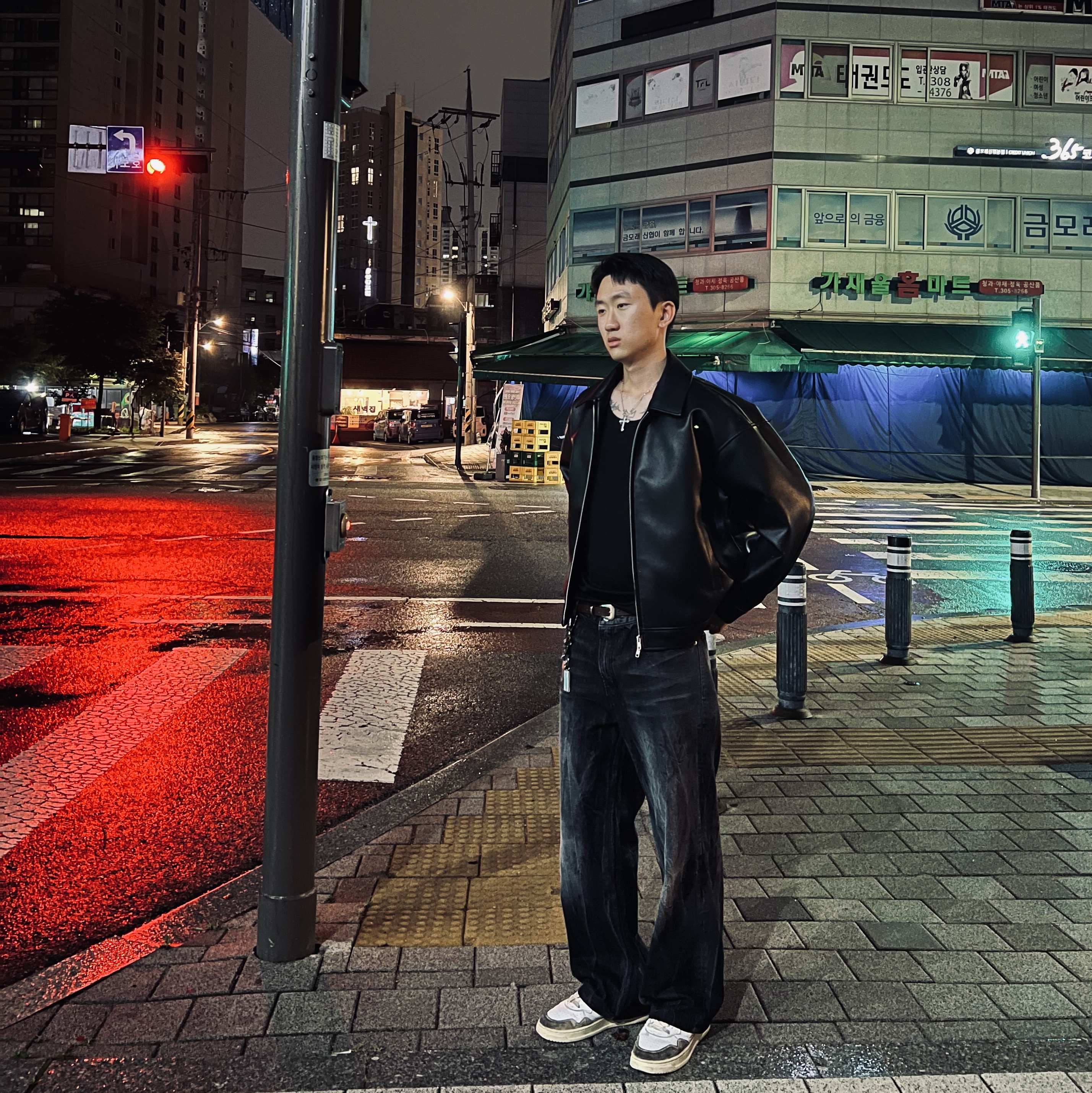 Autry Medalist Low Leather Suede Sneakers White Green, Sentiments No.473 Knot Cross Necklace Silver 착용 스타일
