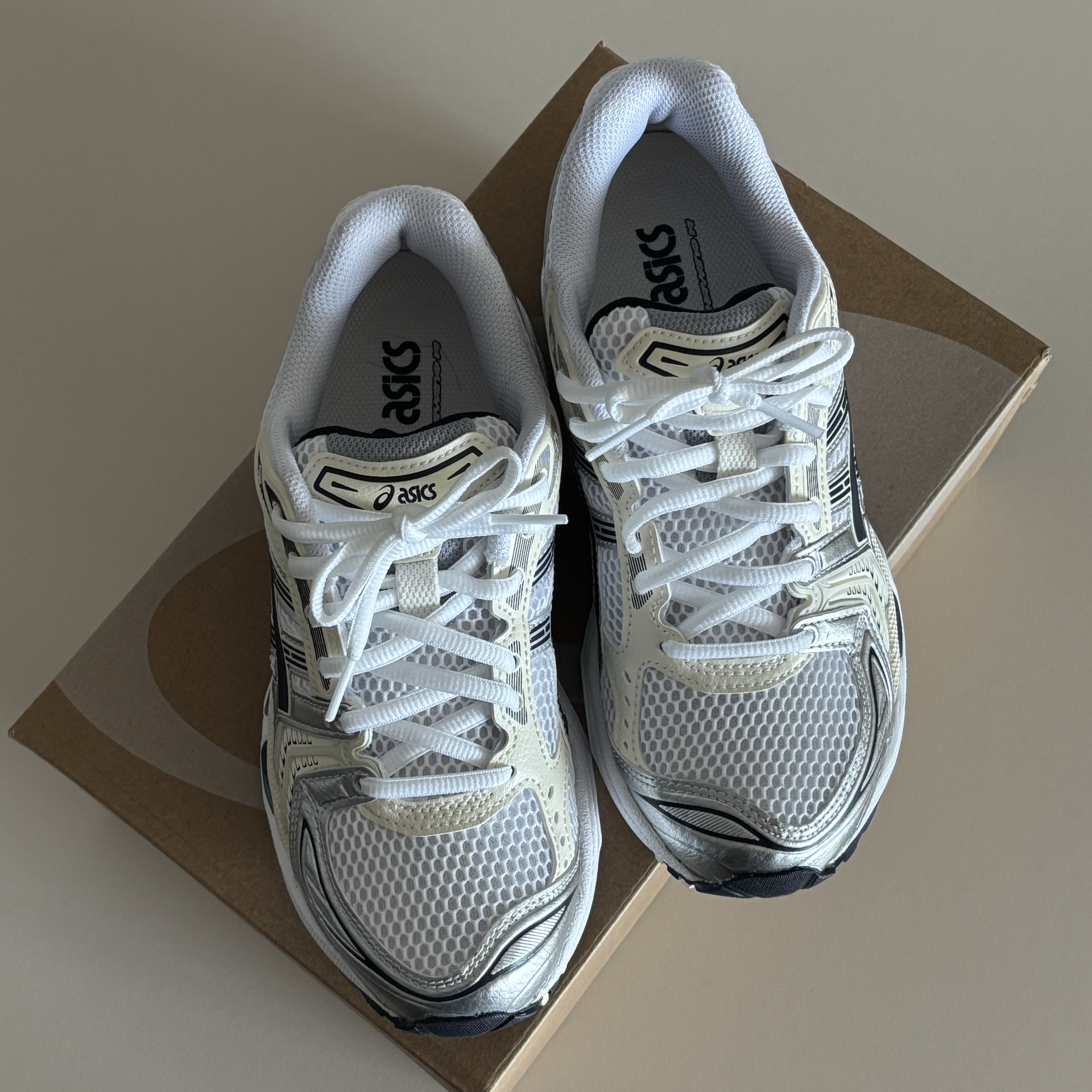 (W) Asics Gel-Kayano 14 White Midnight 착용 스타일