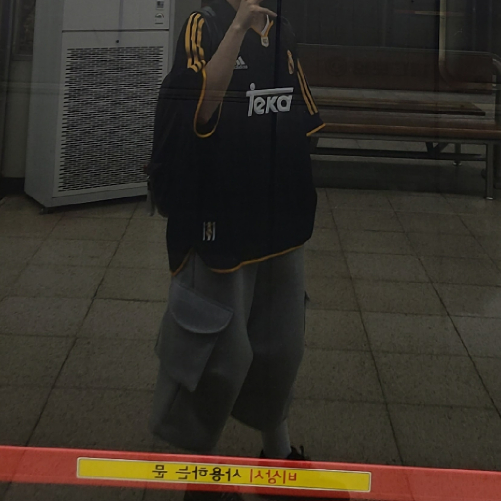 Adidas Real Madrid 99/00 Away Jersey Black - KR Sizing (Non Marking Ver.), Diesel Rave Backpack Black 착용 스타일