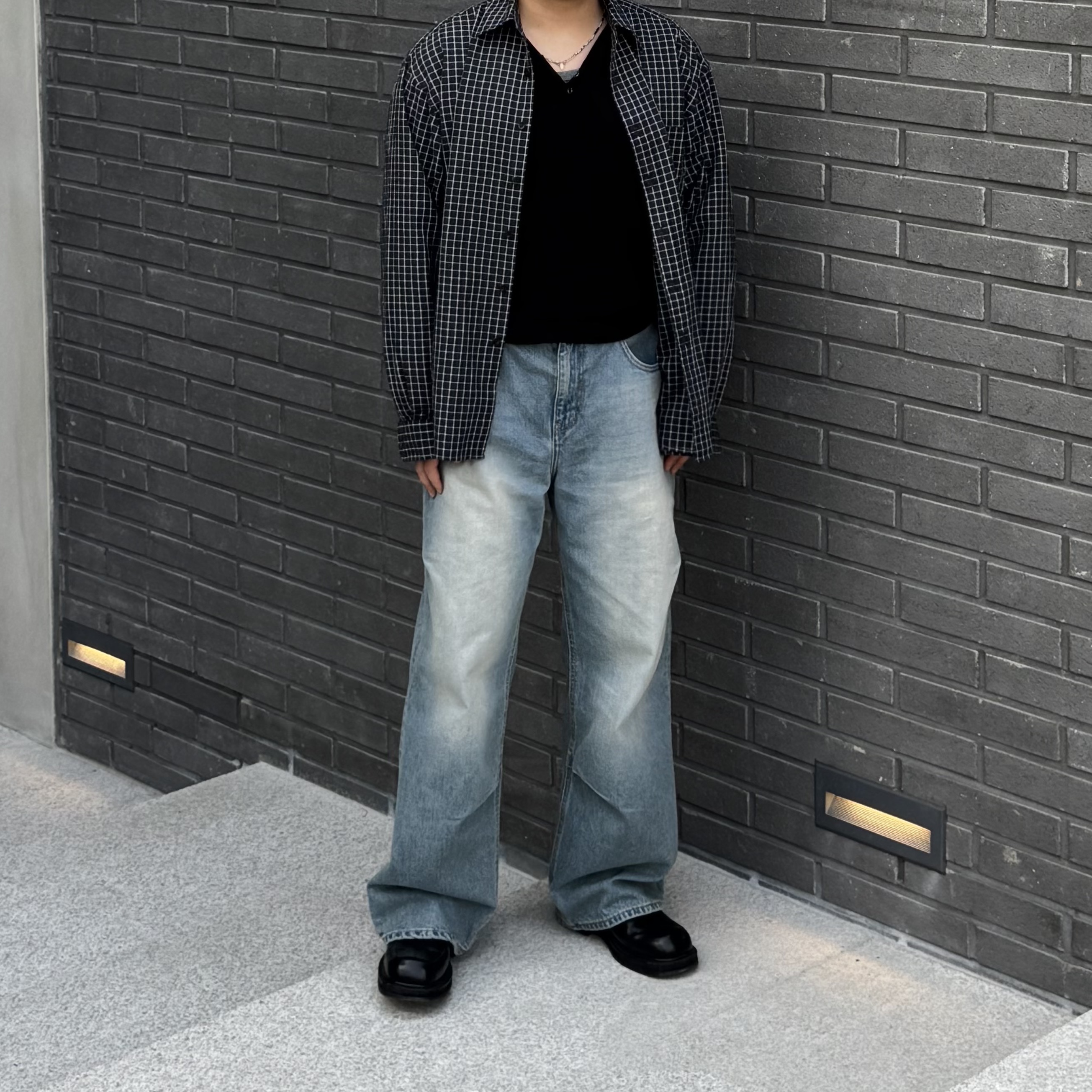 noun Straight Denim Pants Mid Blue, LEARVE Cove Hook Henley Neck T-Shirt Black 착용 스타일 - 3