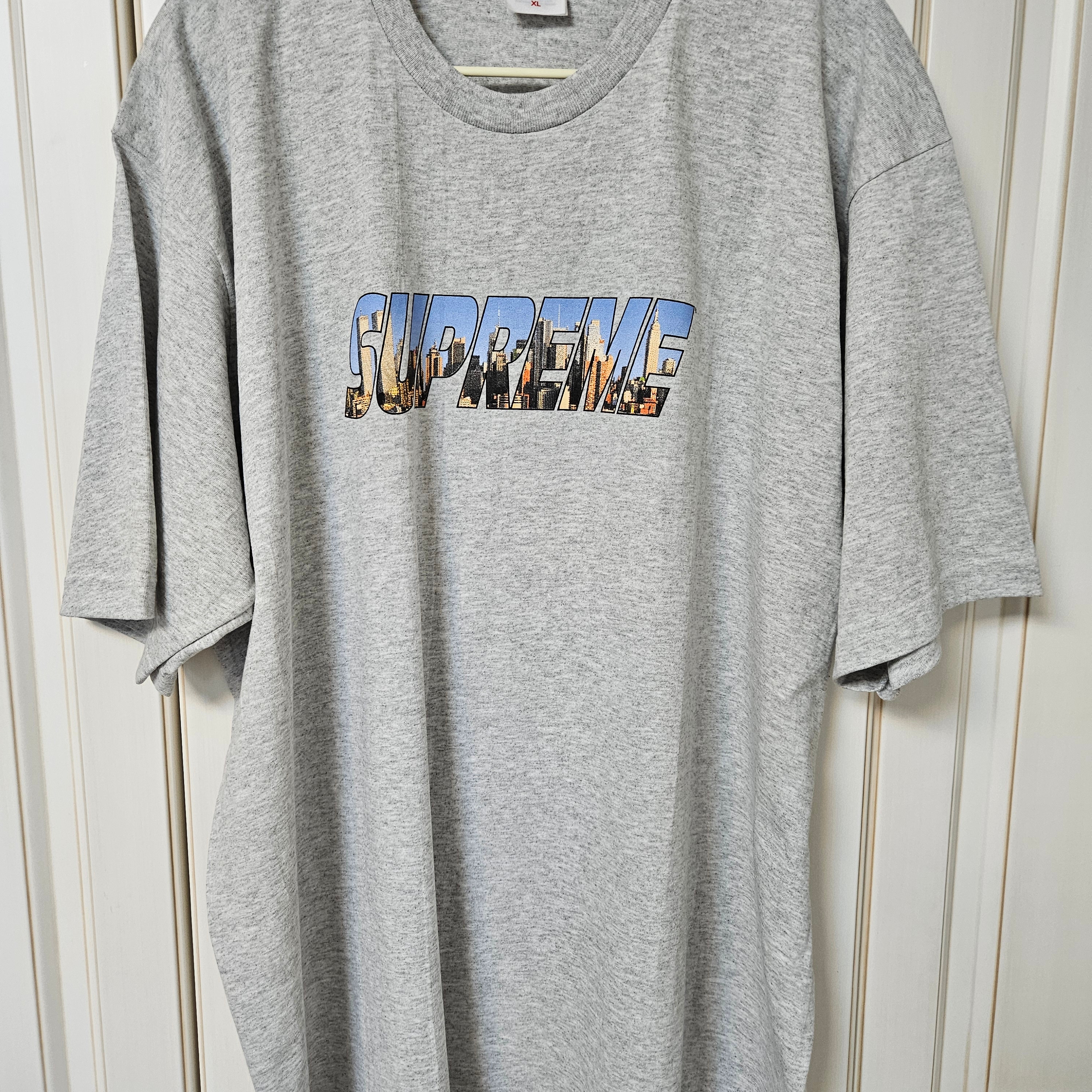 Supreme Gotham T-Shirt Ash Grey - 23FW 착용 스타일