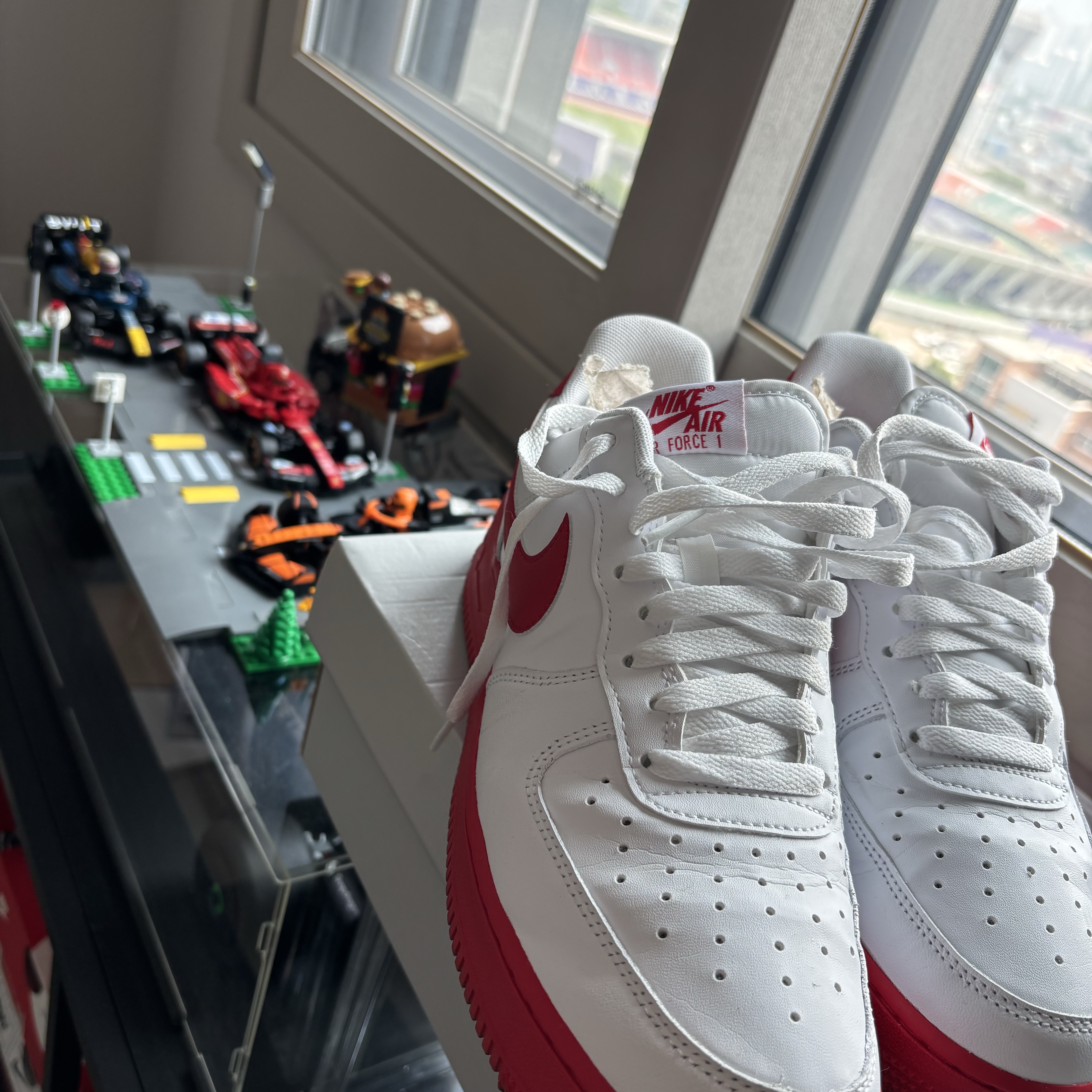Nike Air Force 1 Low White Red Midsole 착용 스타일