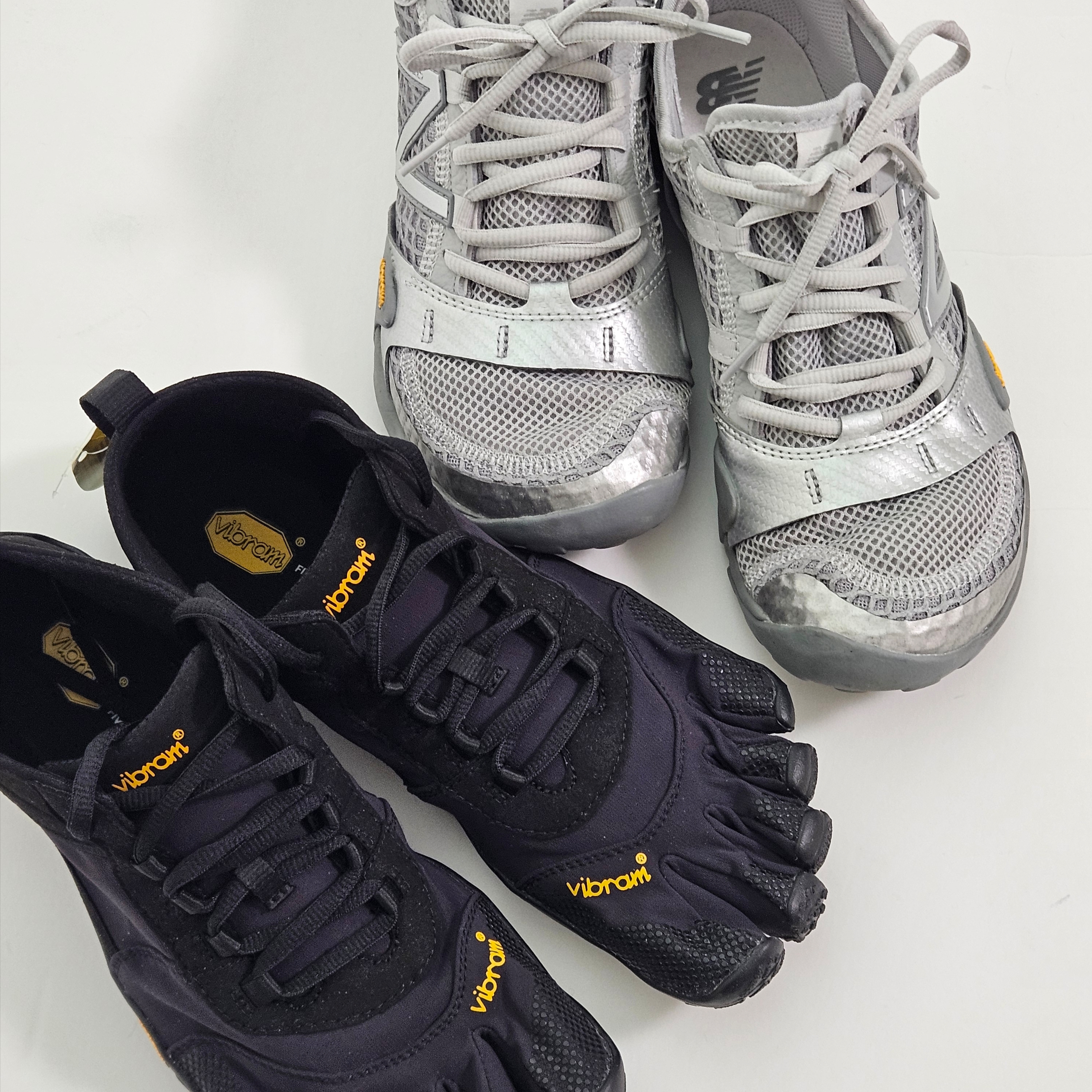 New Balance Minimus MT10O Slate Grey Silver Metallic, Vibram Fivefingers V-Trek Black 착용 스타일 - 1