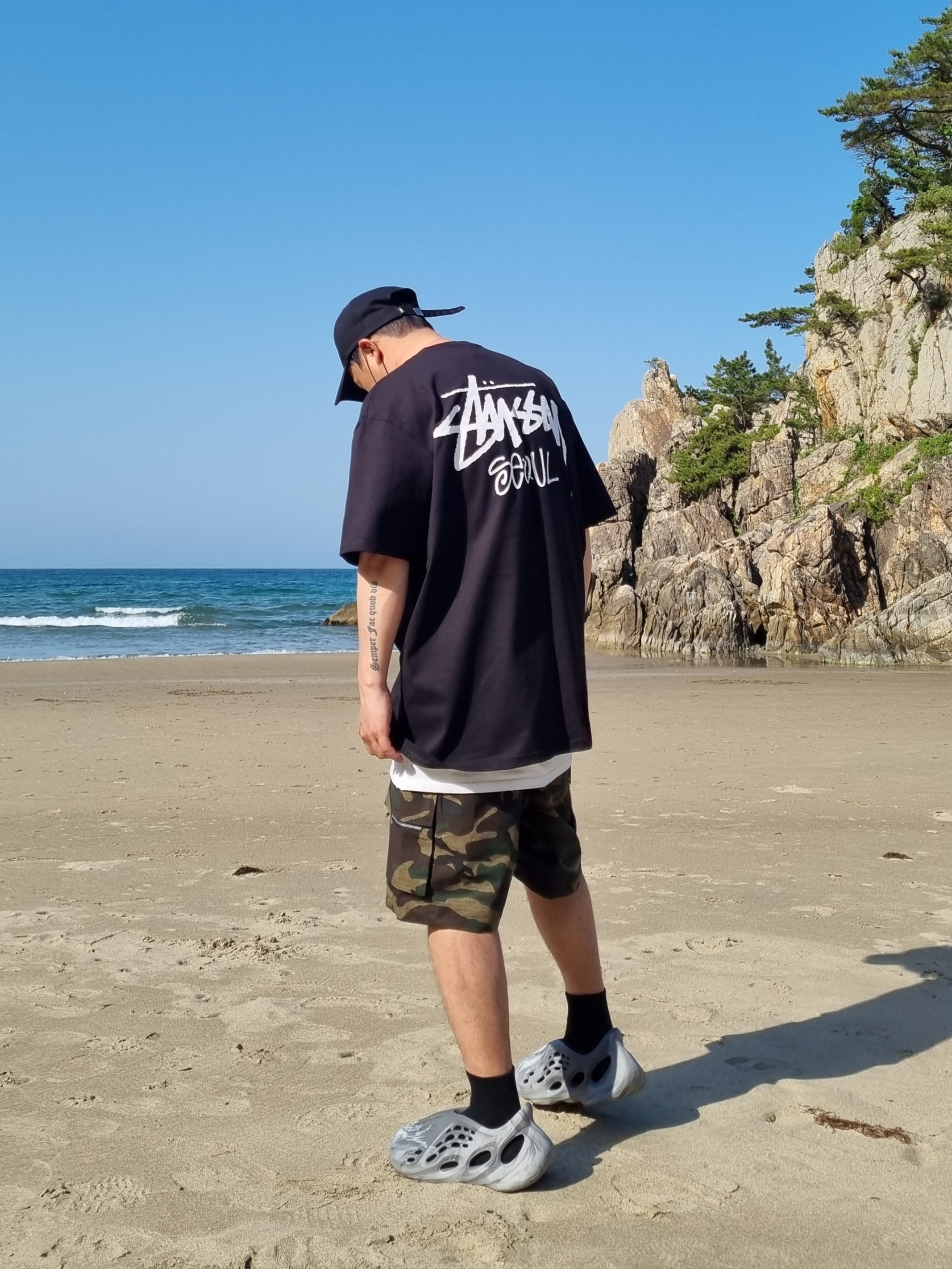 Stussy Stock Seoul T-Shirt Black, Adidas Yeezy Foam RNNR MX Granite 착용 스타일