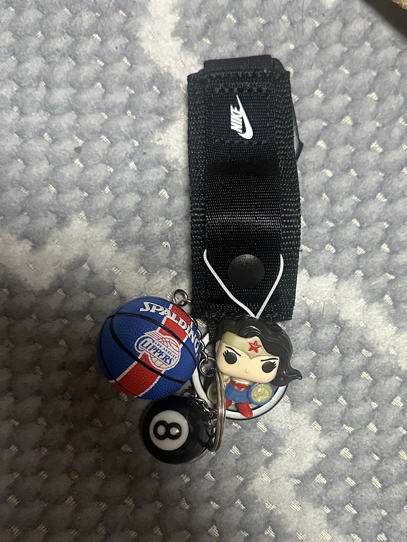 Stussy 8 Ball Keychain Black, Nike Club Key Holder Black White 착용 스타일 - 2