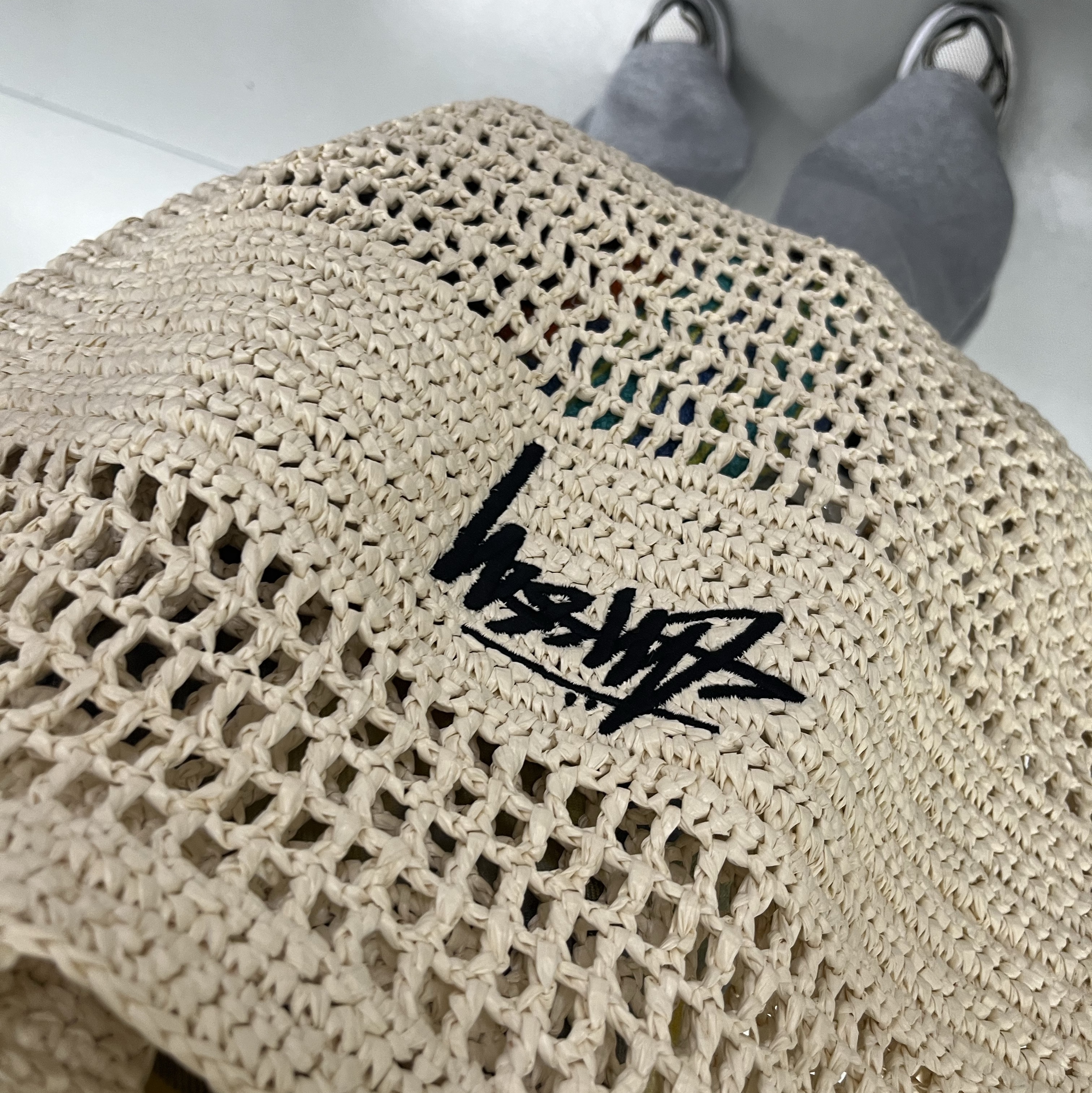 Stussy Woven Tote Bag Ivory 착용 스타일