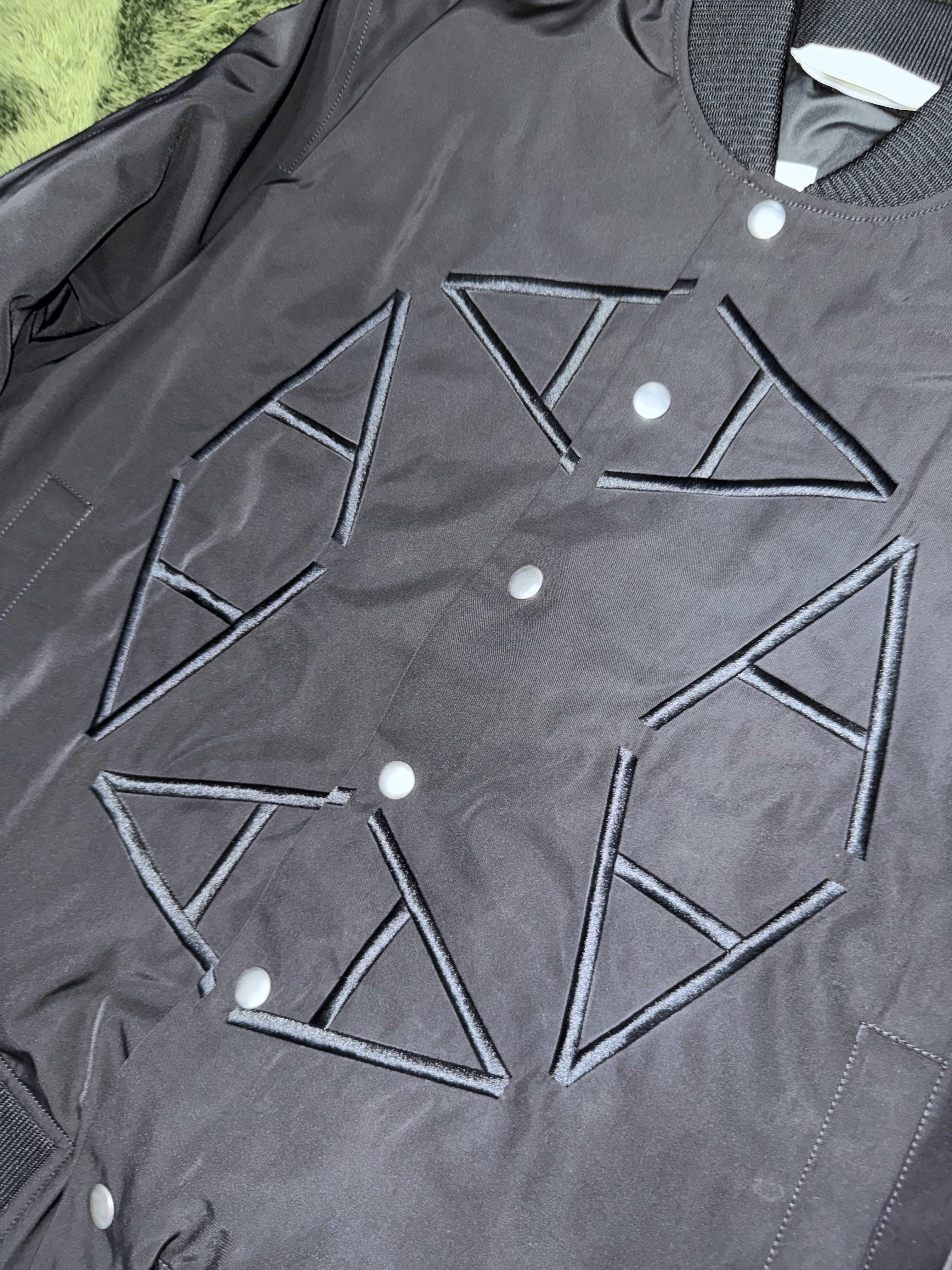 1017 Alyx 9SM Nylon Logo Varsity Jacket Black 착용 스타일 - 2