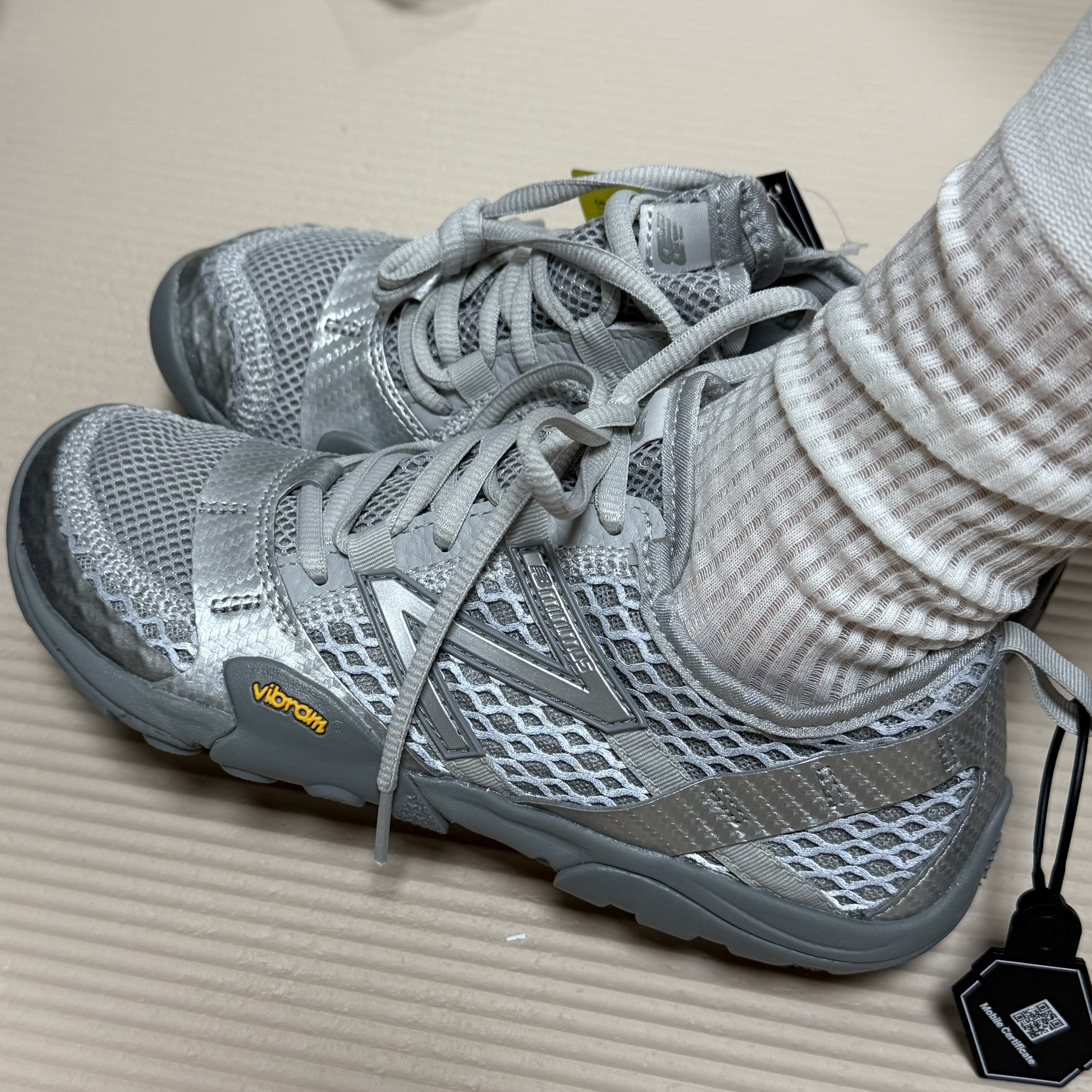 New Balance Minimus MT10O Slate Grey Silver Metallic 착용 스타일 - 3