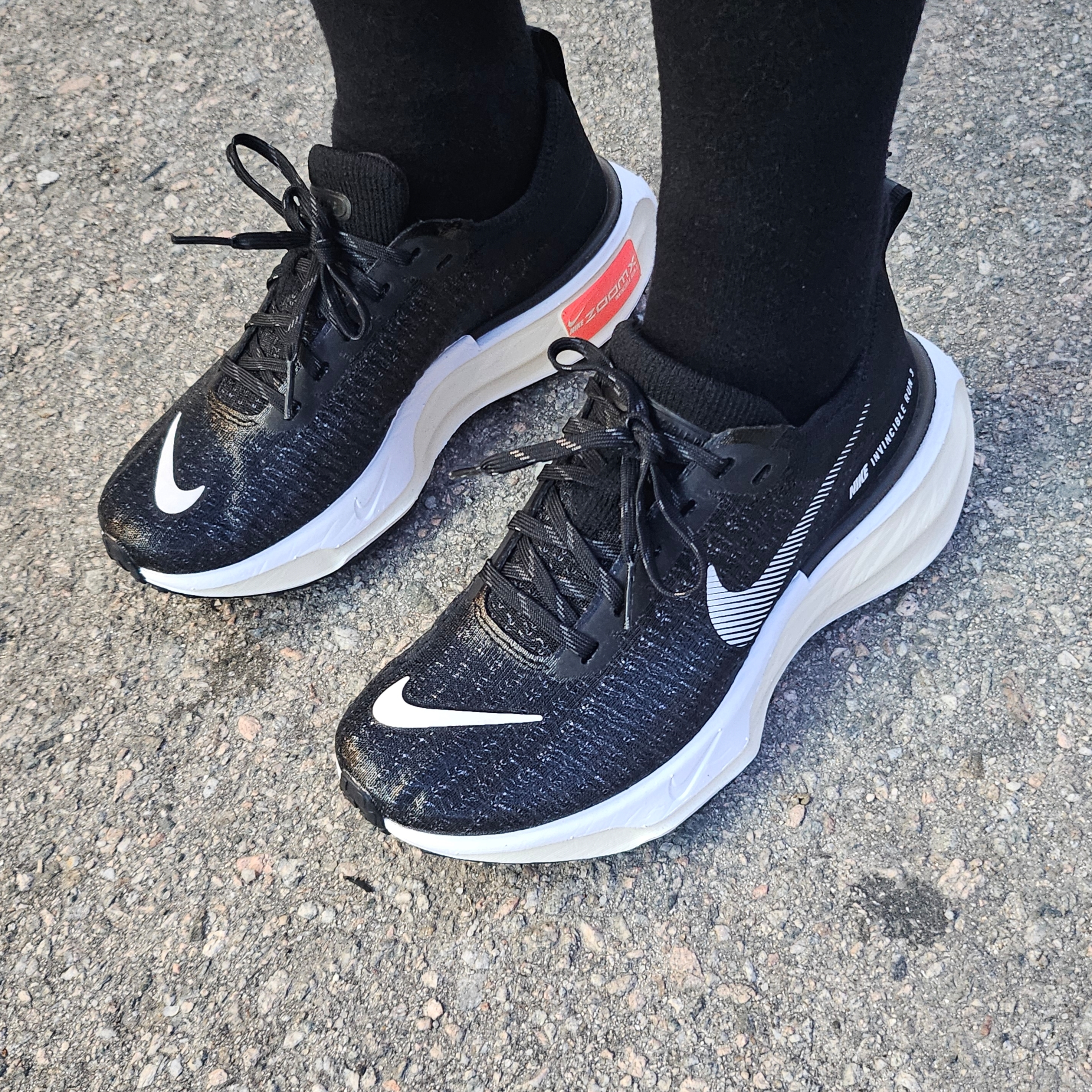 (W) Nike ZoomX Invincible Run Flyknit 3 Black White 착용 스타일 - 1