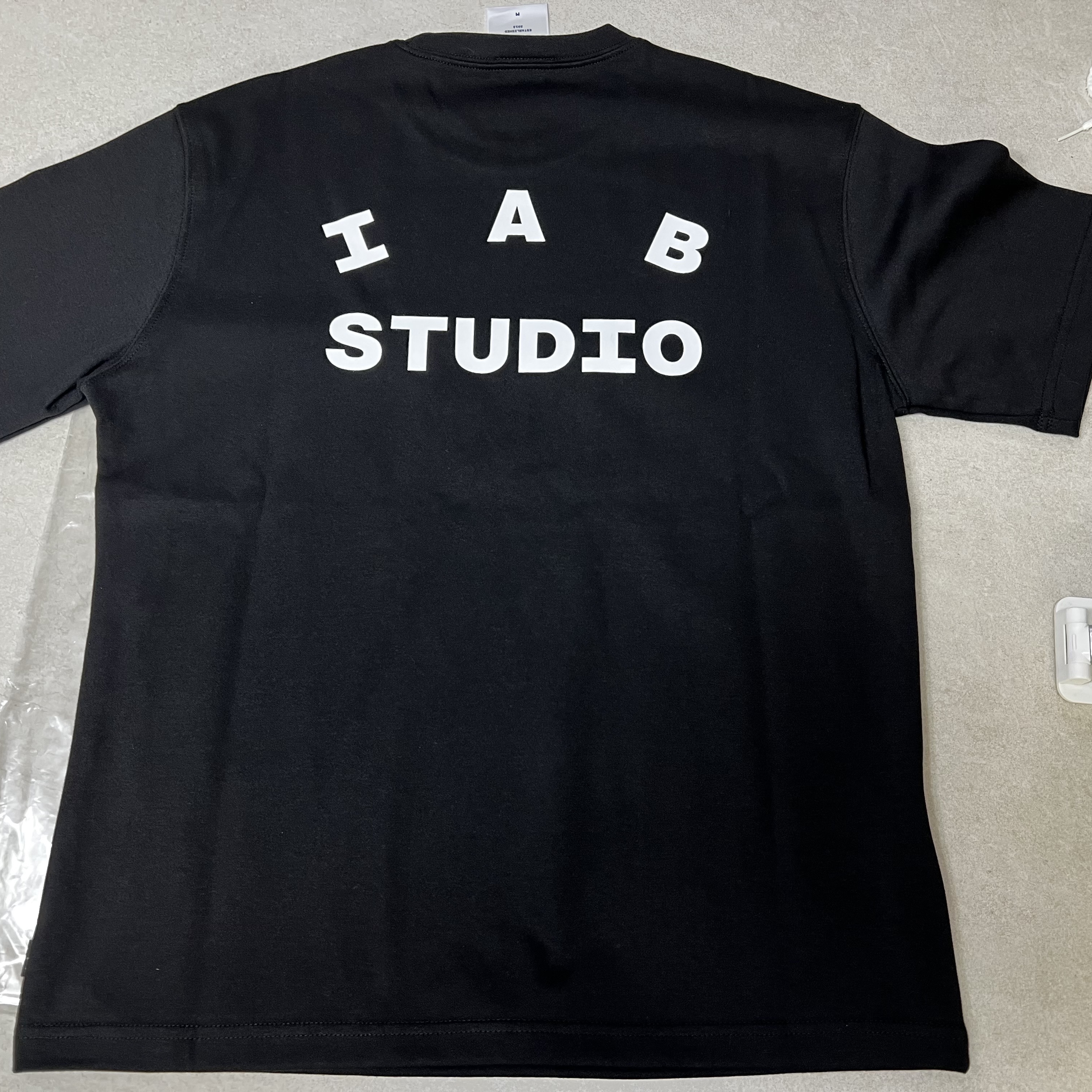 IAB Studio Basic T-Shirt Black White 착용 스타일 - 6