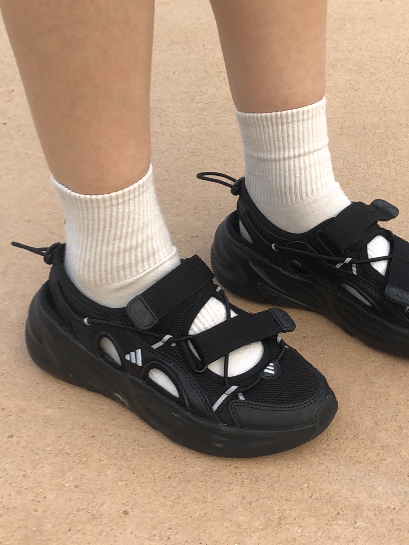 (W) Adidas Ozwave Sandal Core Black Silver Metallic 착용 스타일 - 3