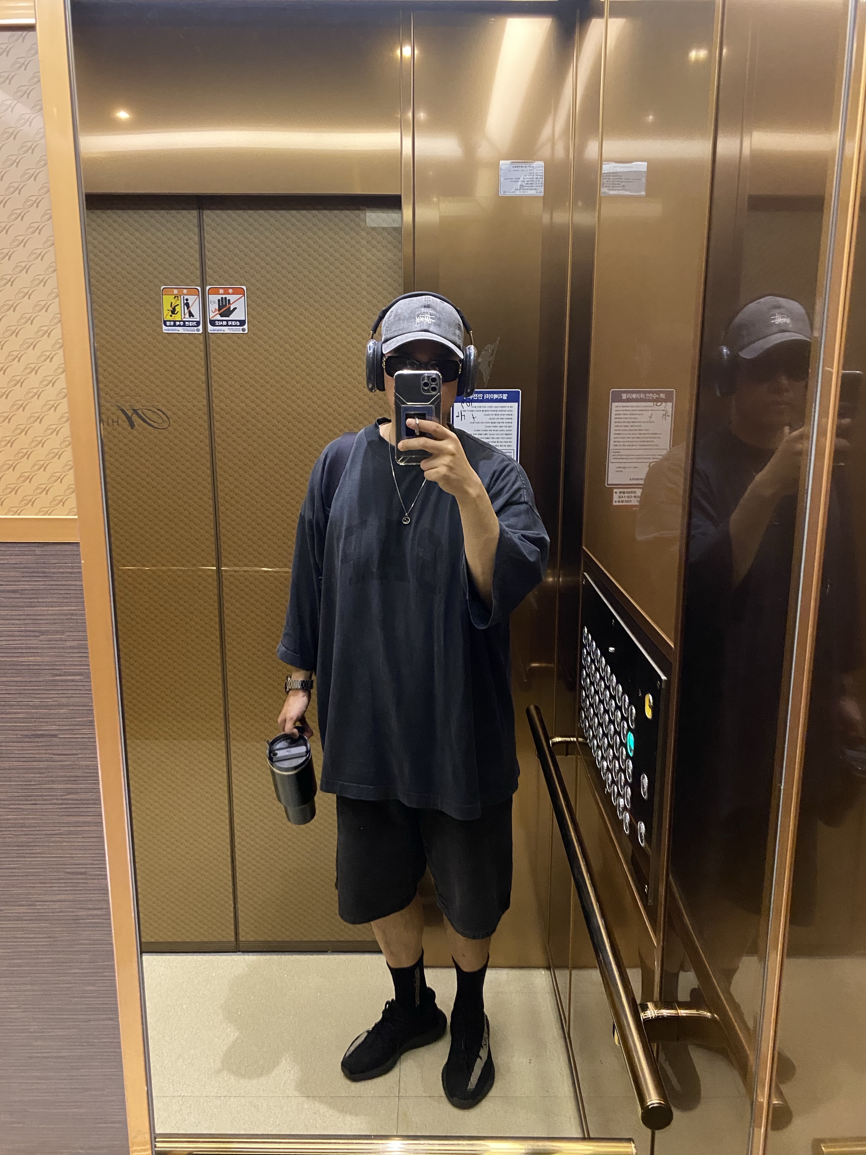 Stussy Washed Basic Low Pro Cap Charcoal, Apple AirPods Max USB C Midnight (Korean Ver.) 착용 스타일 - 1