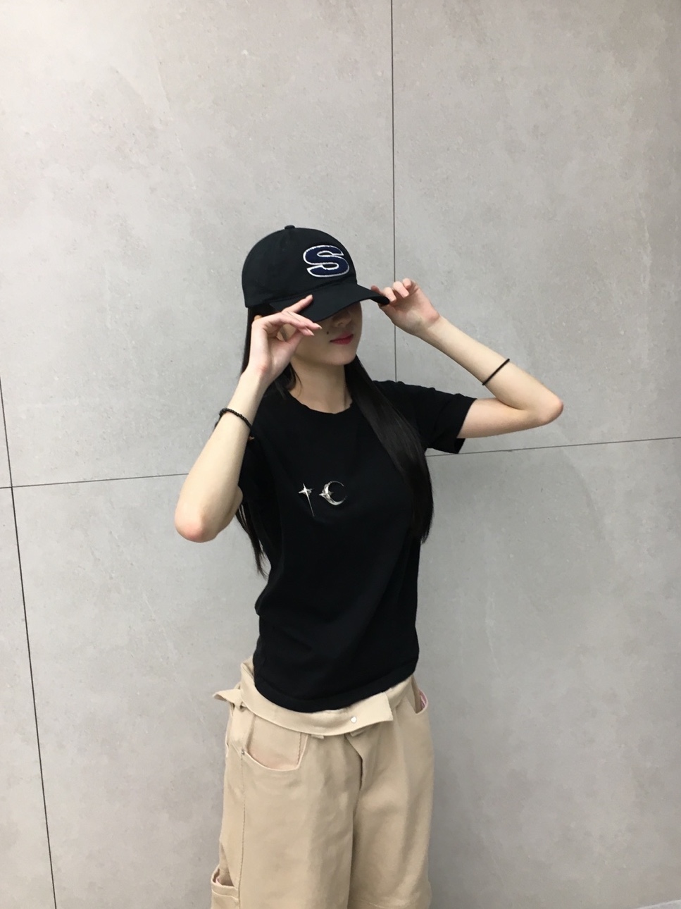 Stussy Chenille S Low Pro Cap Black, Thug Club Basic T-Shirt Black 착용 스타일 - 3
