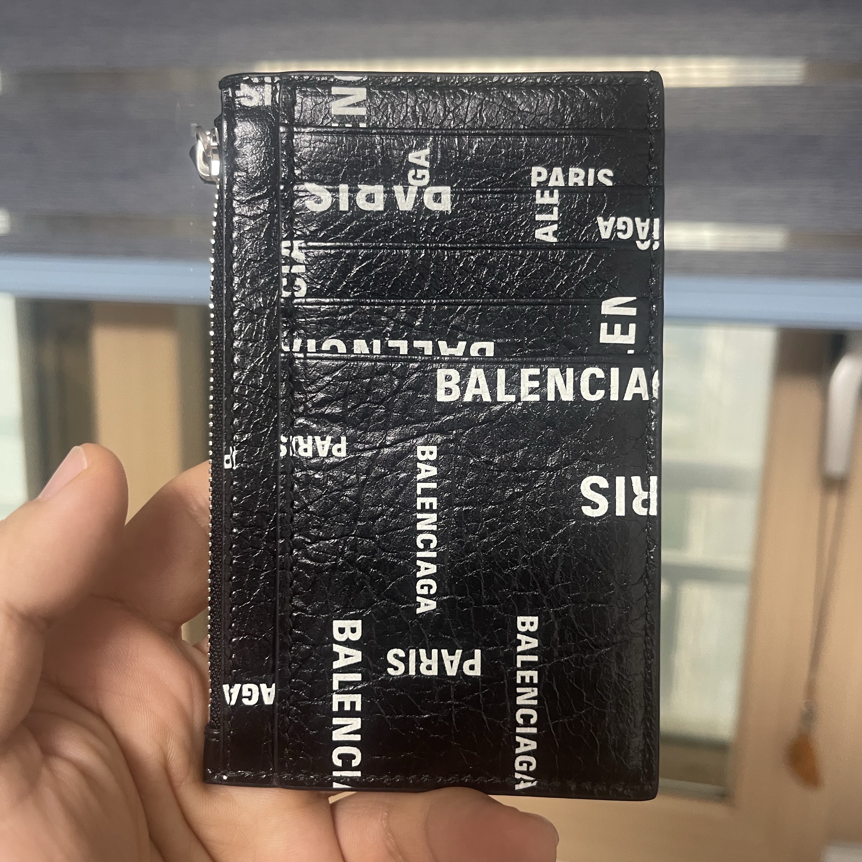 Balenciaga Cash Card Holder Bal Paris Allover Black 착용 스타일