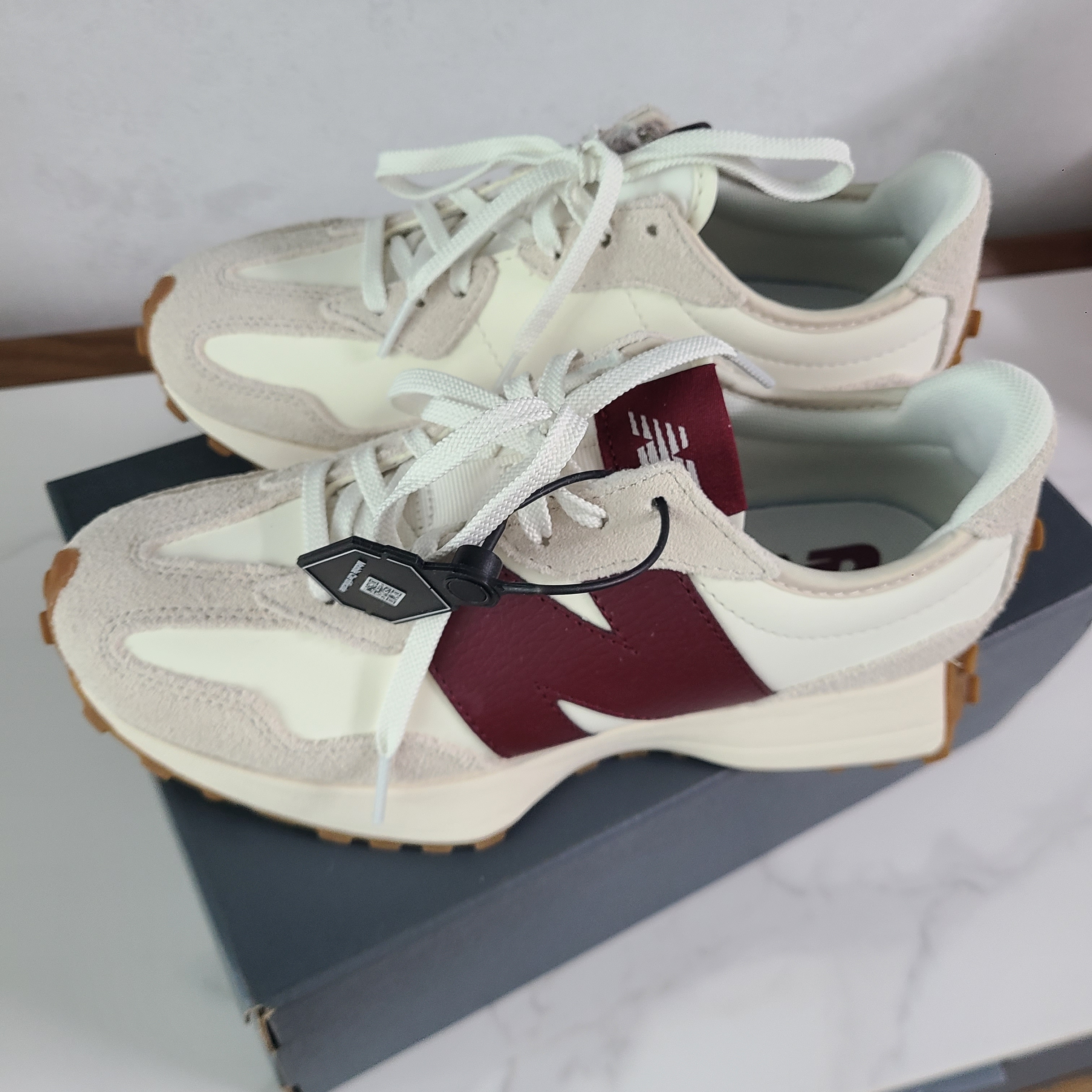(W) New Balance 327 Burgundy 착용 스타일