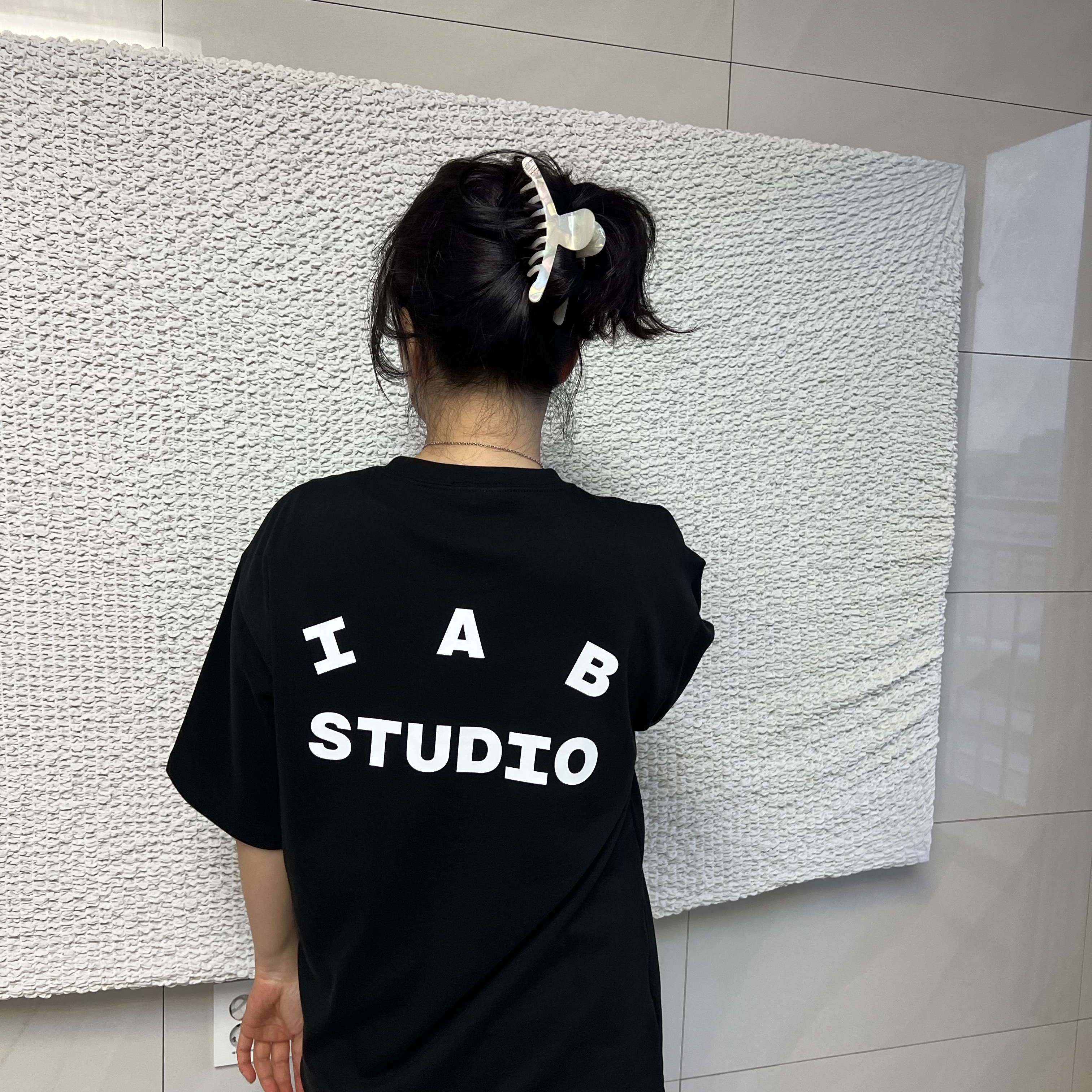 IAB Studio Basic T-Shirt Black White 착용 스타일 - 1