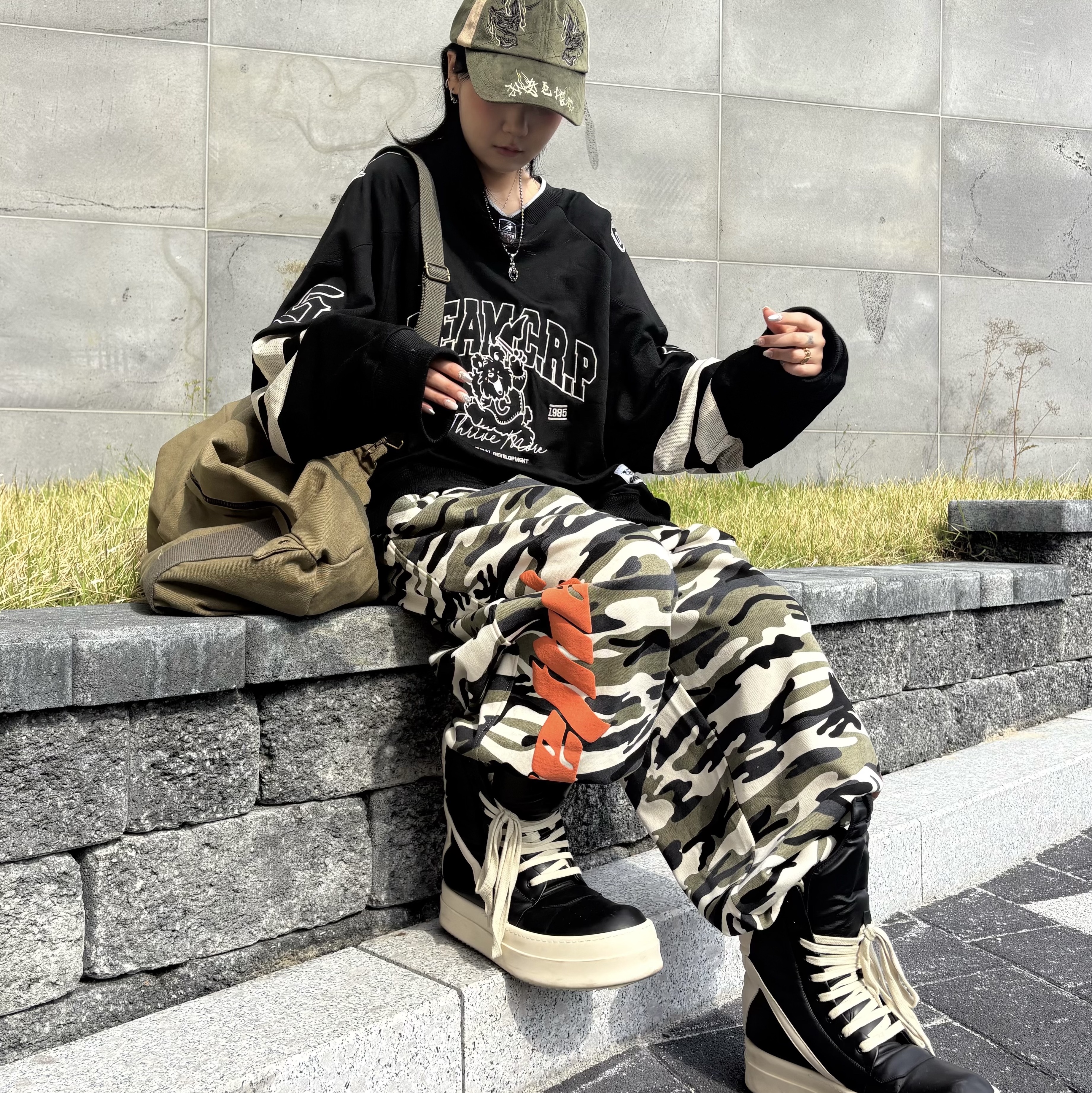 NETHERWORLD Oversized Sweat Jogger Camo, Rick Owens Hollywood Mega Bumper Geobasket in Full Grain Calf Leather Black Milk 착용 스타일 - 2