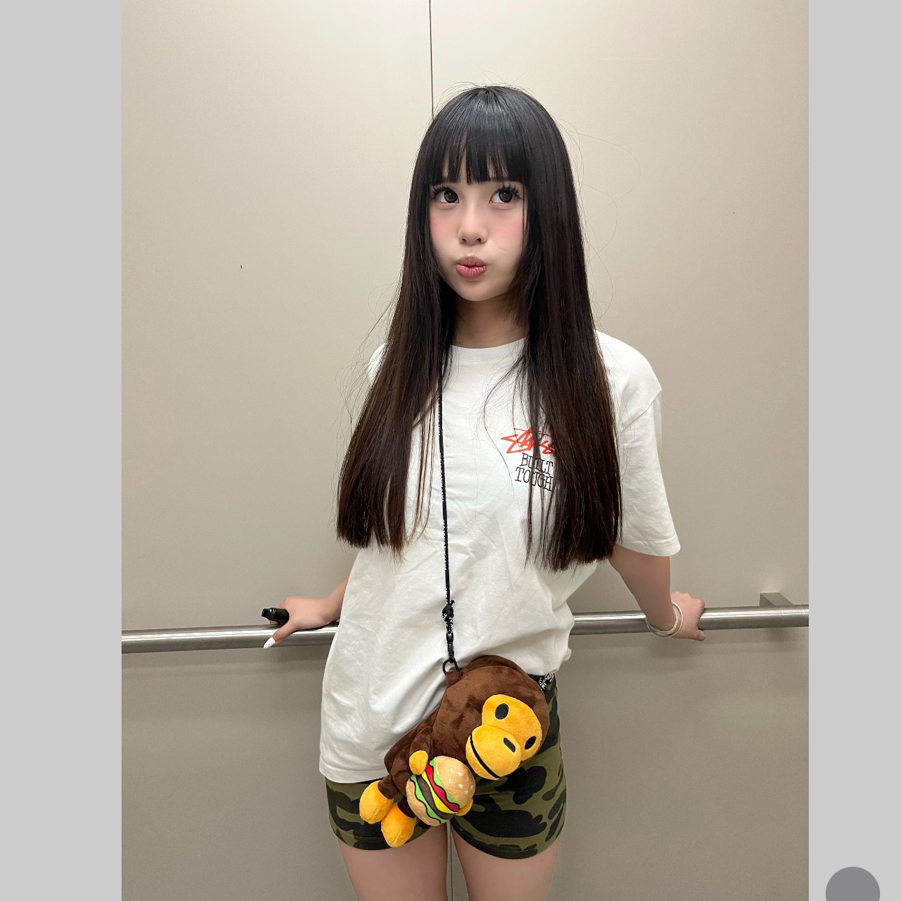 BAPE Baby Milo Mobile Bag 1 Brown 착용 스타일