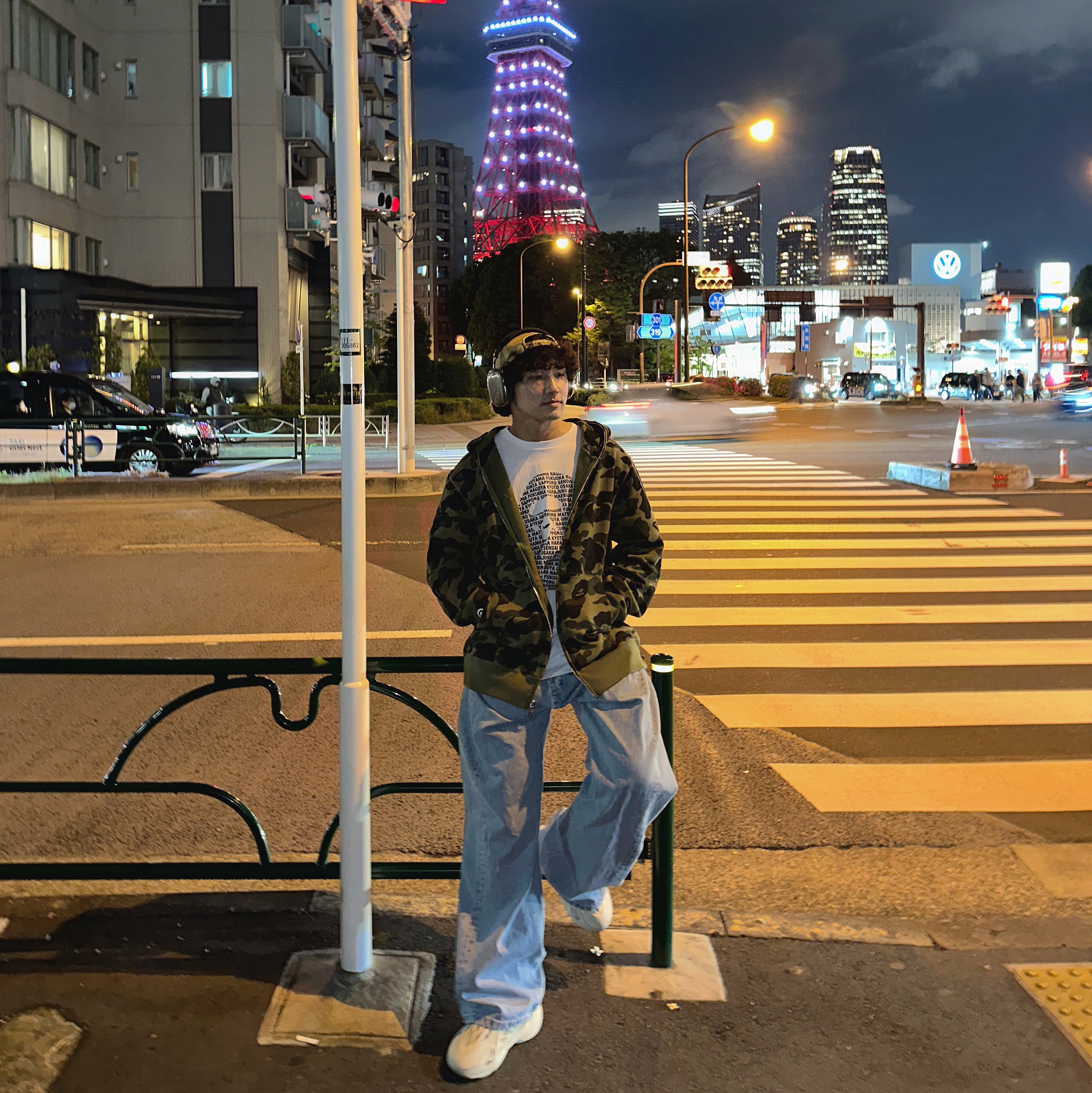 BAPE 1st Camo Shark Full Zip Hoodie Army Green, BAPE Japan Ape Head T-Shirt White 착용 스타일 - 1
