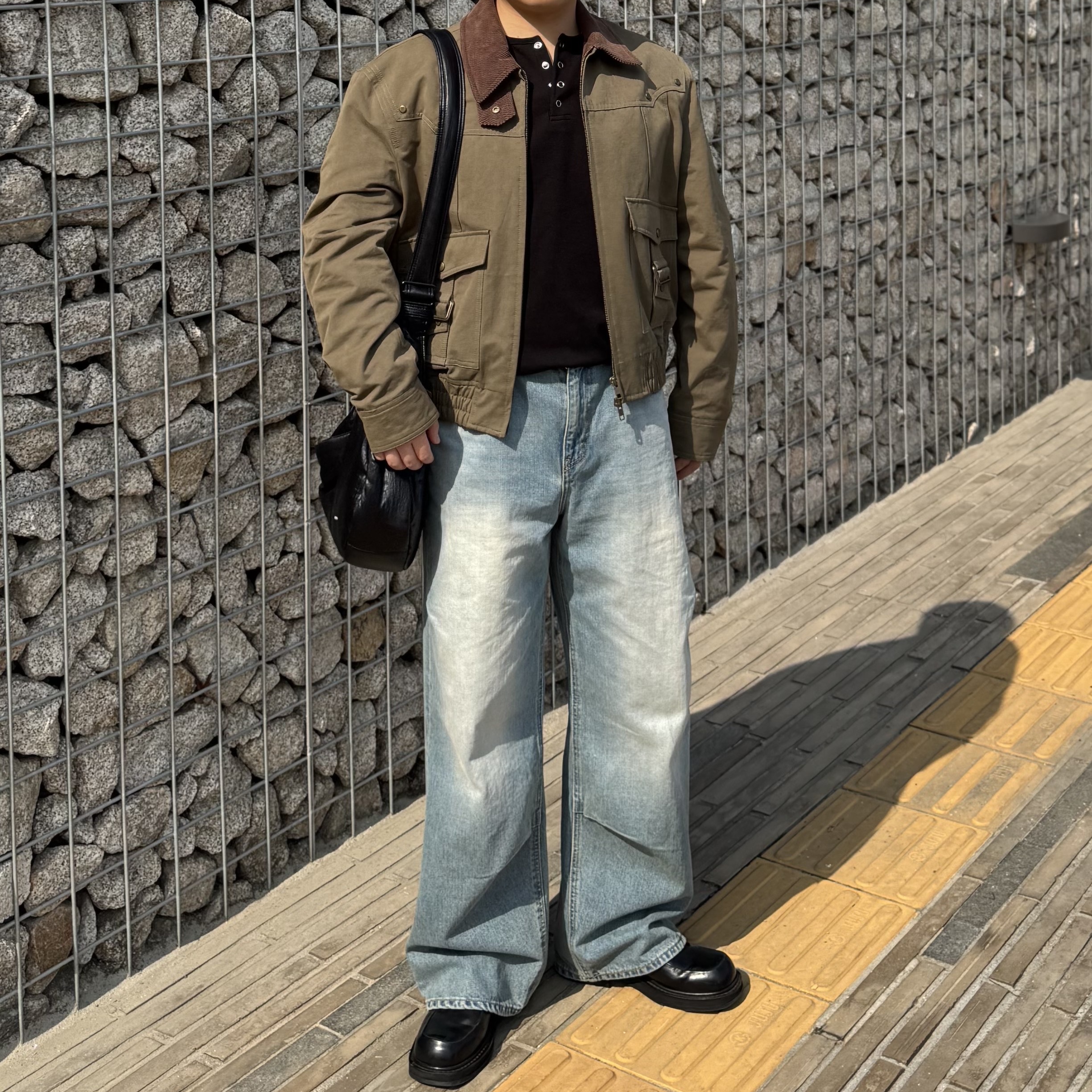LEARVE Cove Hook Henley Neck T-Shirt Black, noun Straight Denim Pants Mid Blue 착용 스타일 - 3