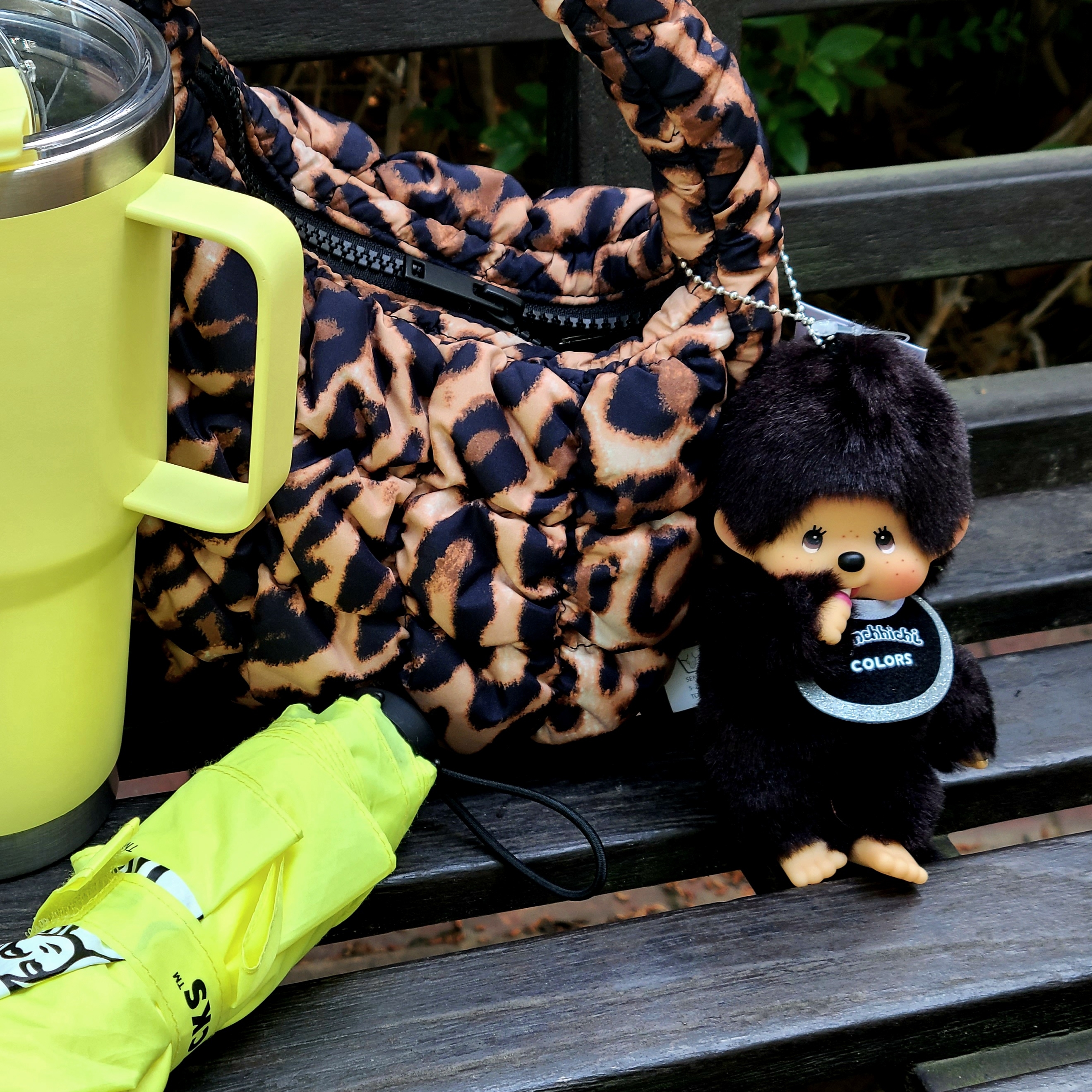 COS Quilted Micro Bag Leopard, Monchhichi Colors Key Chain Black 착용 스타일 - 2