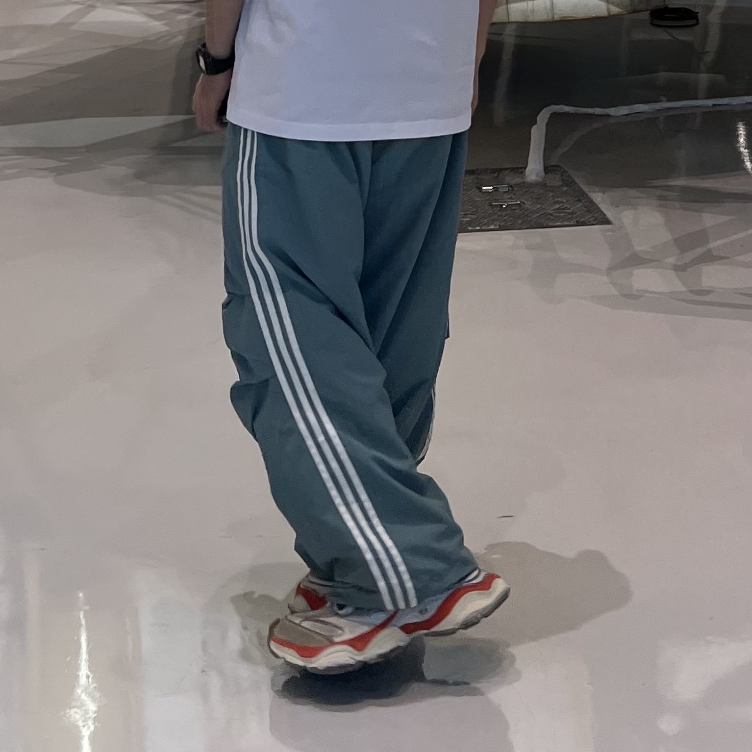 Balenciaga Cargo Sneakers Beige Grey Red 착용 스타일 - 3