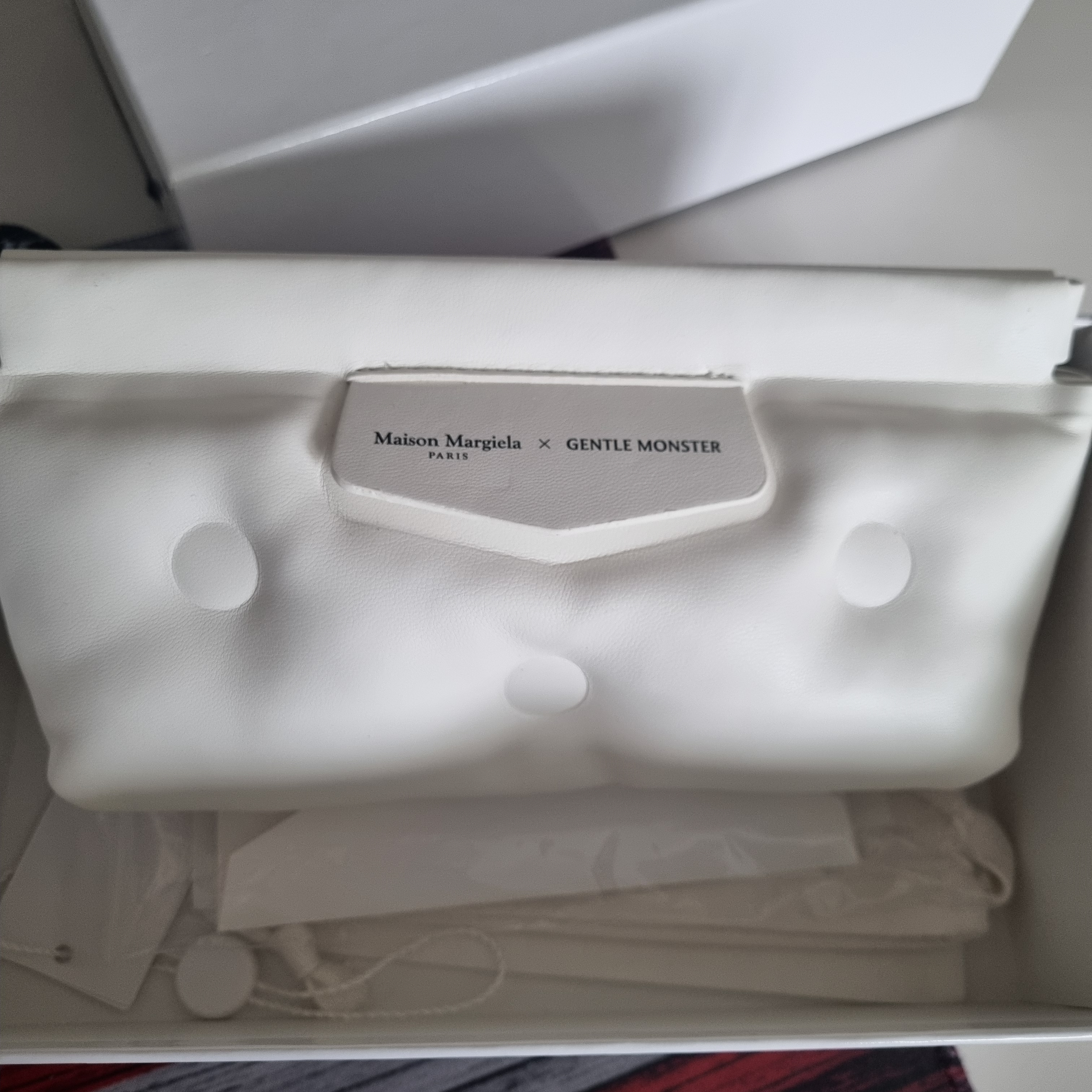Gentle Monster x Maison Margiela MM207 Black Gray 착용 스타일 - 3