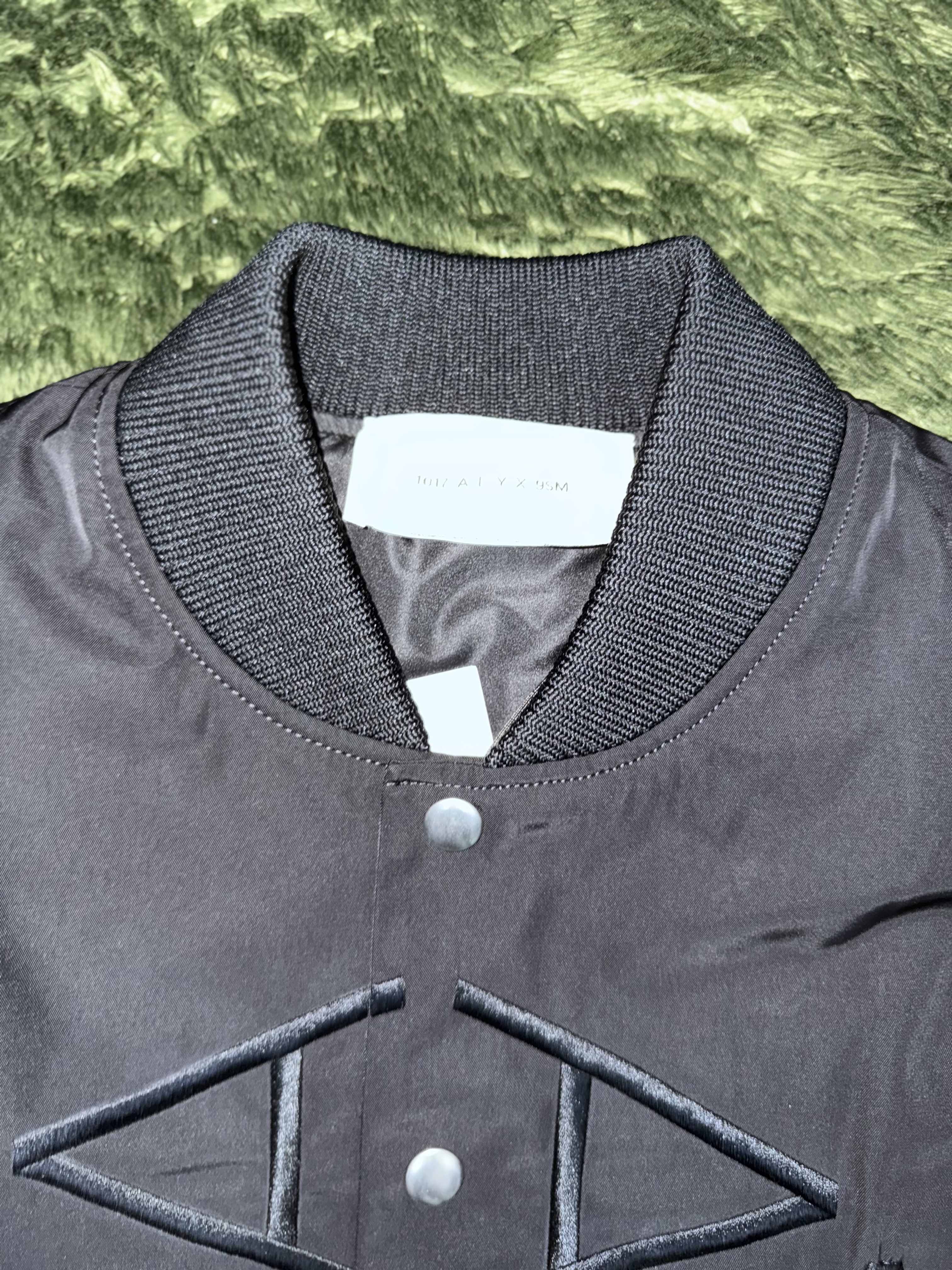 1017 Alyx 9SM Nylon Logo Varsity Jacket Black 착용 스타일 - 3
