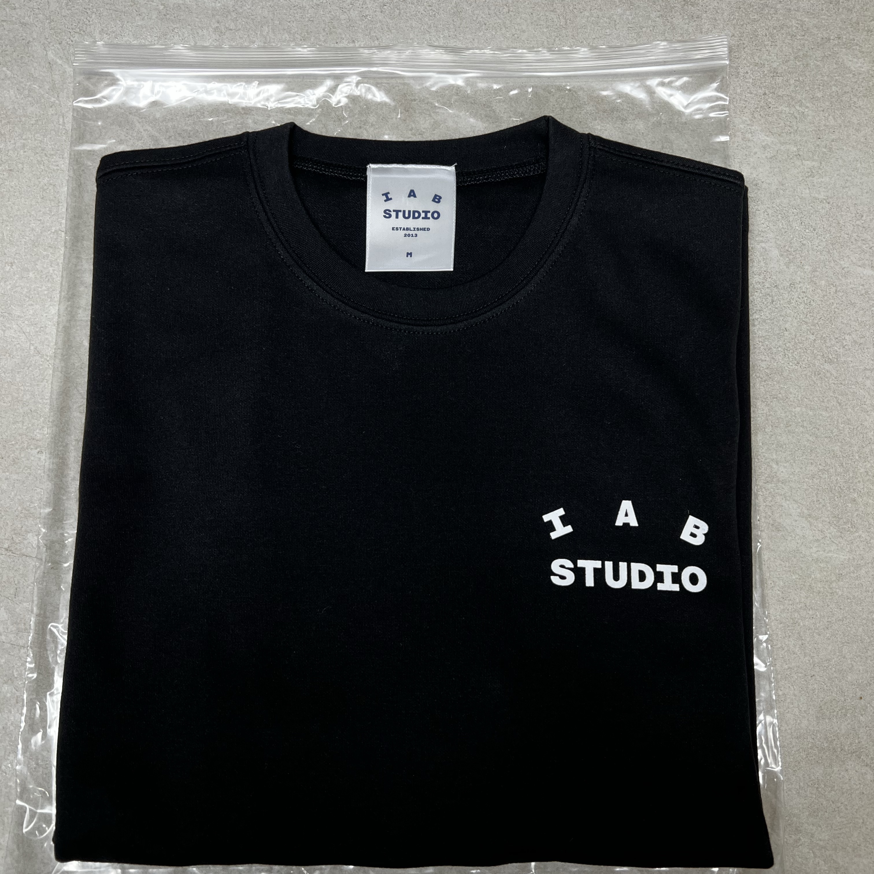 IAB Studio Basic T-Shirt Black White 착용 스타일 - 4