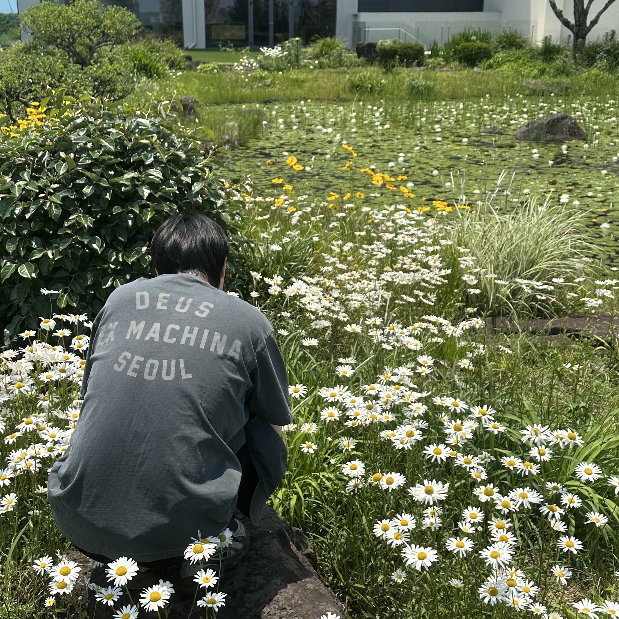 Deus Ex Machina Dyed Seoul College Address T-Shirt Charcoal, Dickies Loose Fit Double Knee Work Pants Black 착용 스타일 - 1