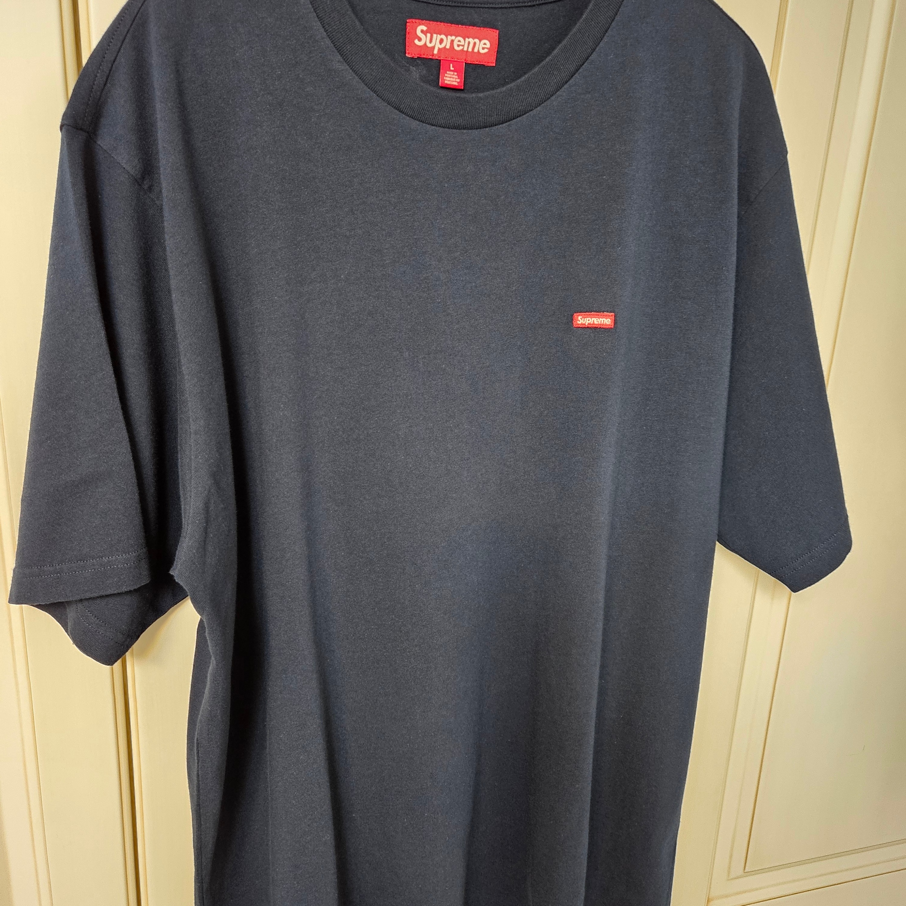 Supreme Small Box T-Shirt Navy - 24SS 착용 스타일