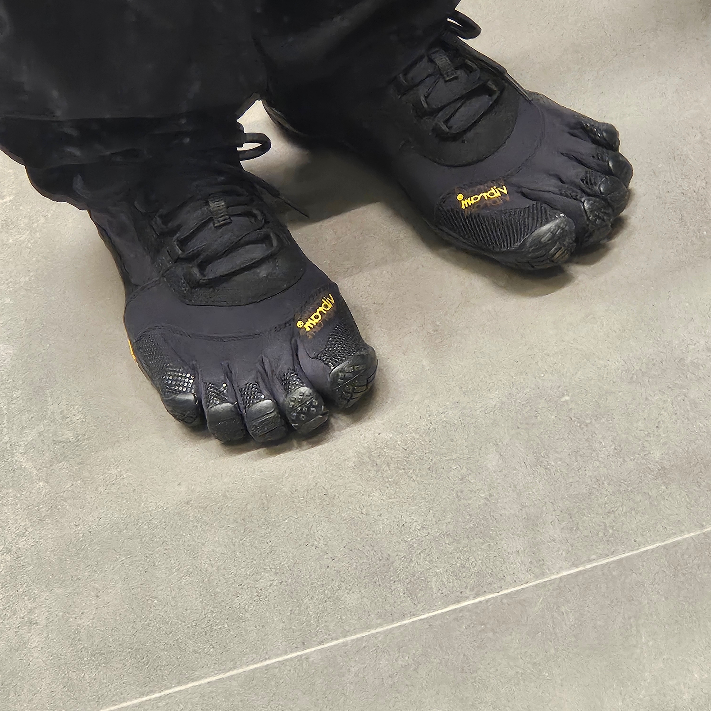 Vibram Fivefingers V-Trek Black 착용 스타일 - 1