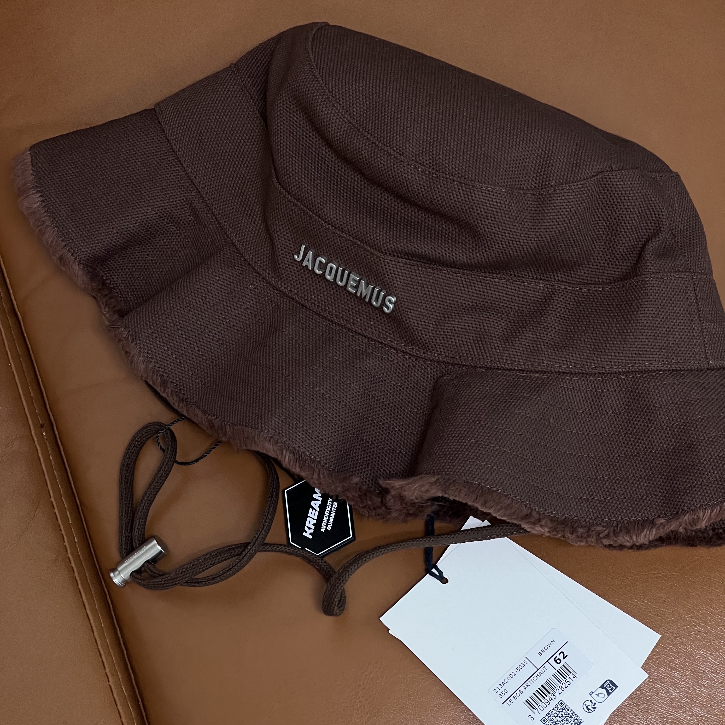 Jacquemus Le Bob Artichaut Bucket Hat Brown 착용 스타일