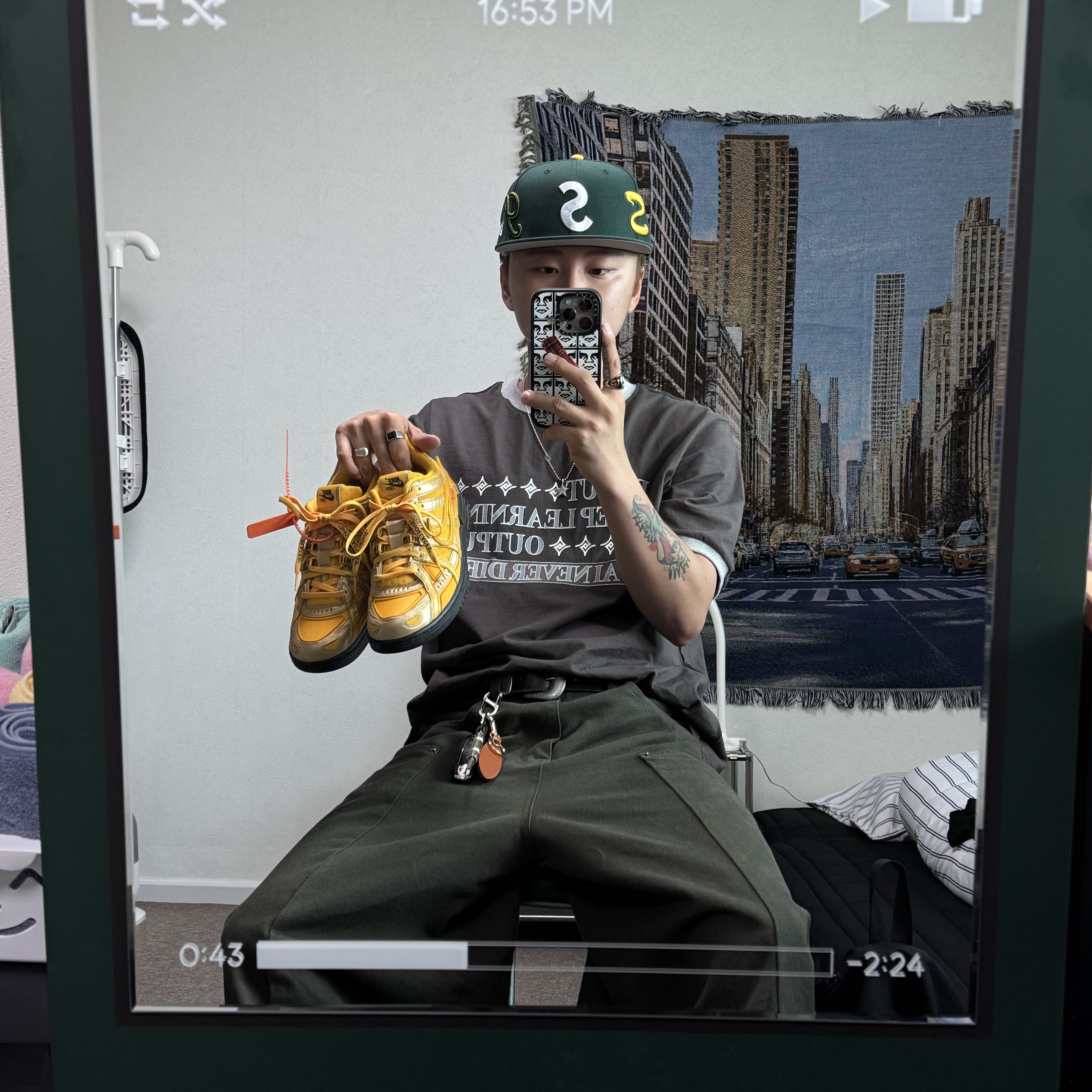 Nike x Off-White Air Rubber Dunk University Gold, Supreme Multi S Logo New Era Green - 25SS 착용 스타일 - 1