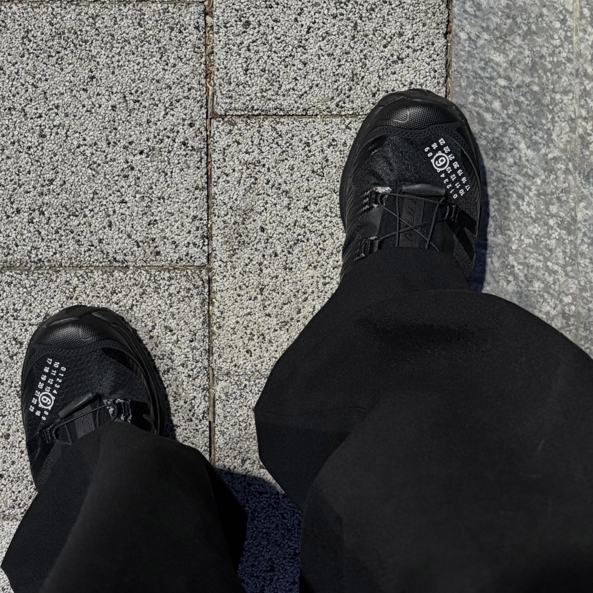 Salomon x MM6 Maison Margiela XT-4 Mule Black 착용 스타일