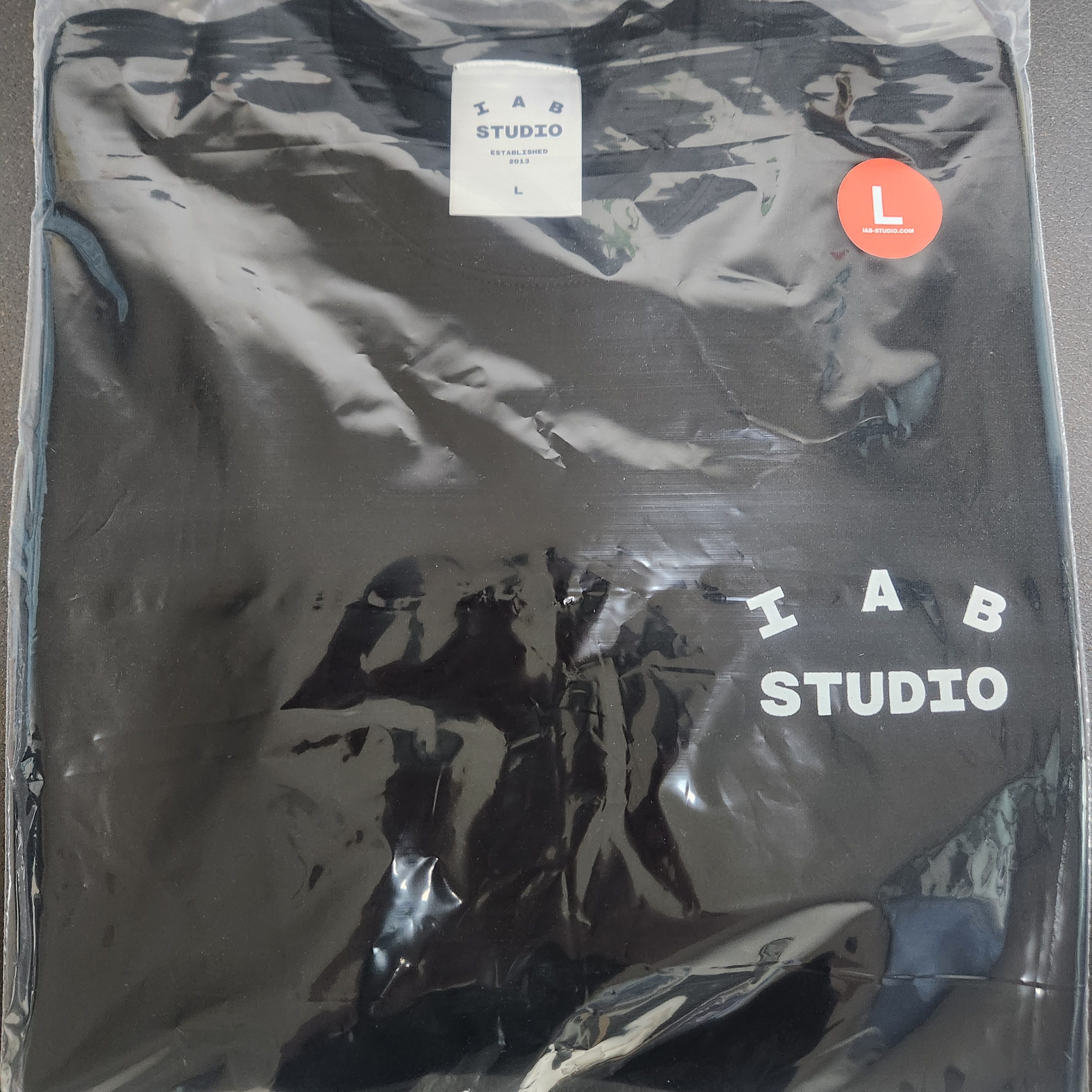 IAB Studio Basic T-Shirt Black White 착용 스타일 - 1