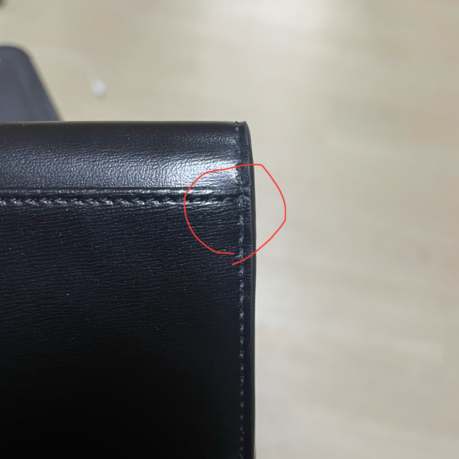 Celine Card Holder with Flap in Shiny Calfskin Black 착용 스타일 - 3