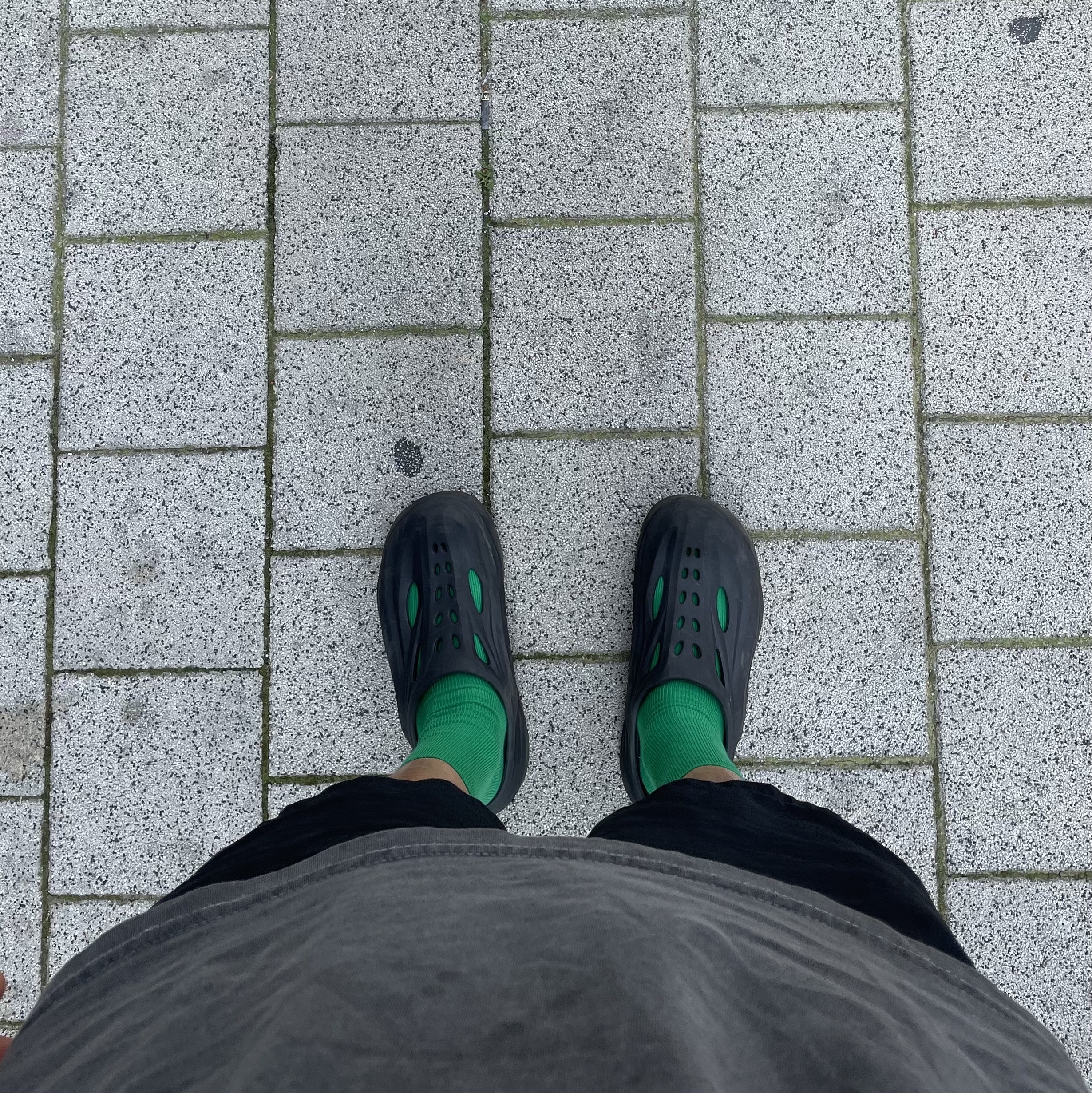 Hoka Ora Recovery Mule Black 착용 스타일