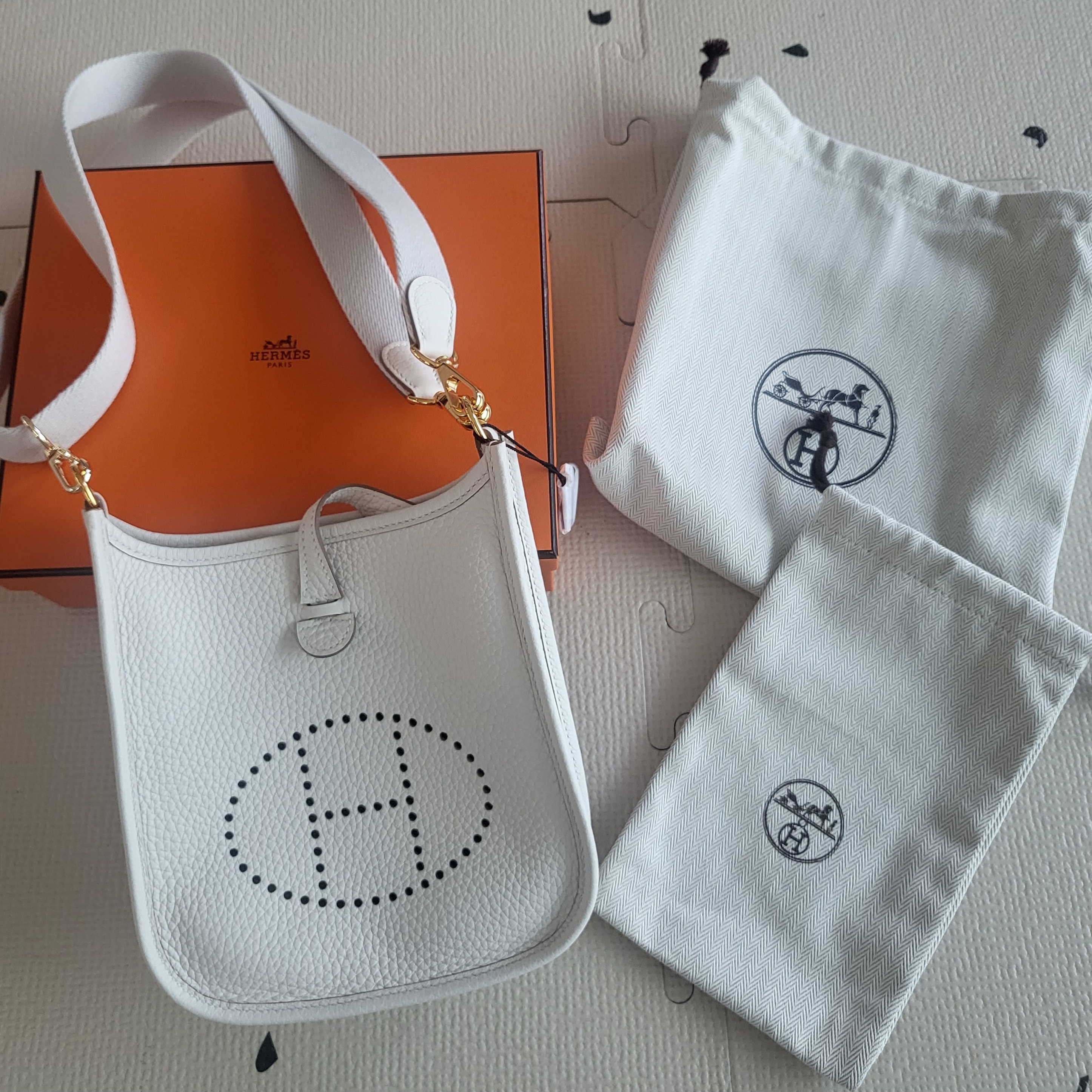 Hermes Evelyne 16 Amazone Bag Clemence & Gold Gris Pale 착용 스타일