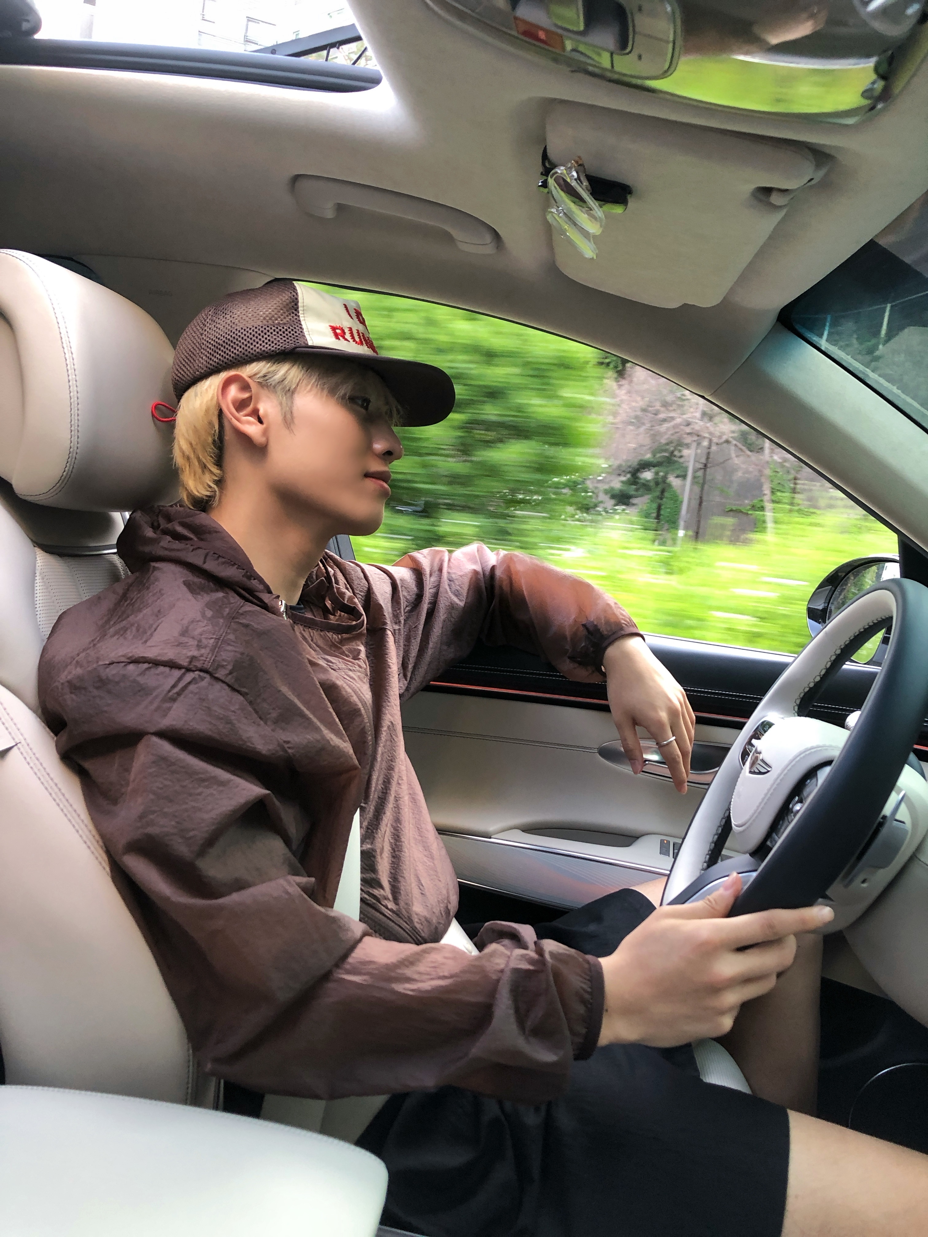 Alex Zono I Dig Running Trucker Hat OG Brown 착용 스타일
