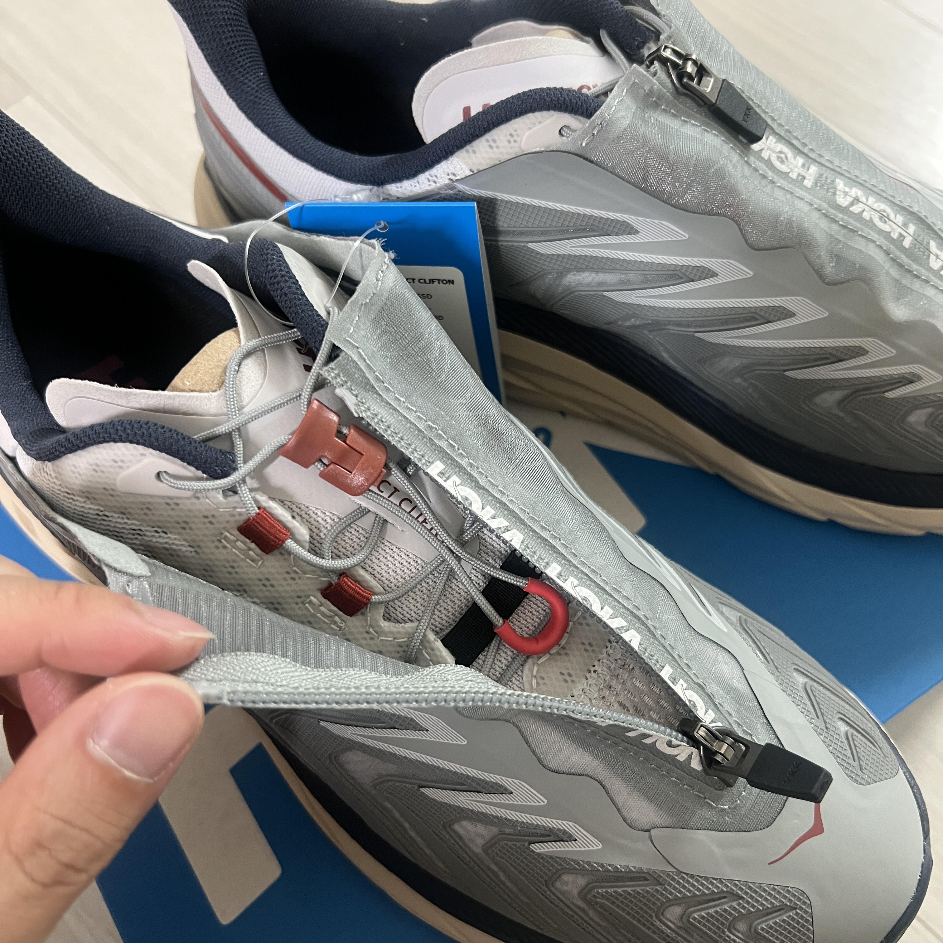 Hoka Project Clifton Limestone Shifting Sand 착용 스타일 - 3