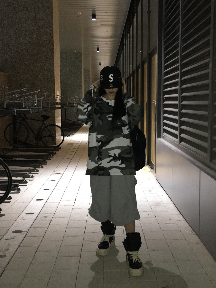 Supreme Multi S Logo New Era Black - 25SS, Supreme Small Box L/S T-Shirt Snow Camo - 25SS 착용 스타일 - 3