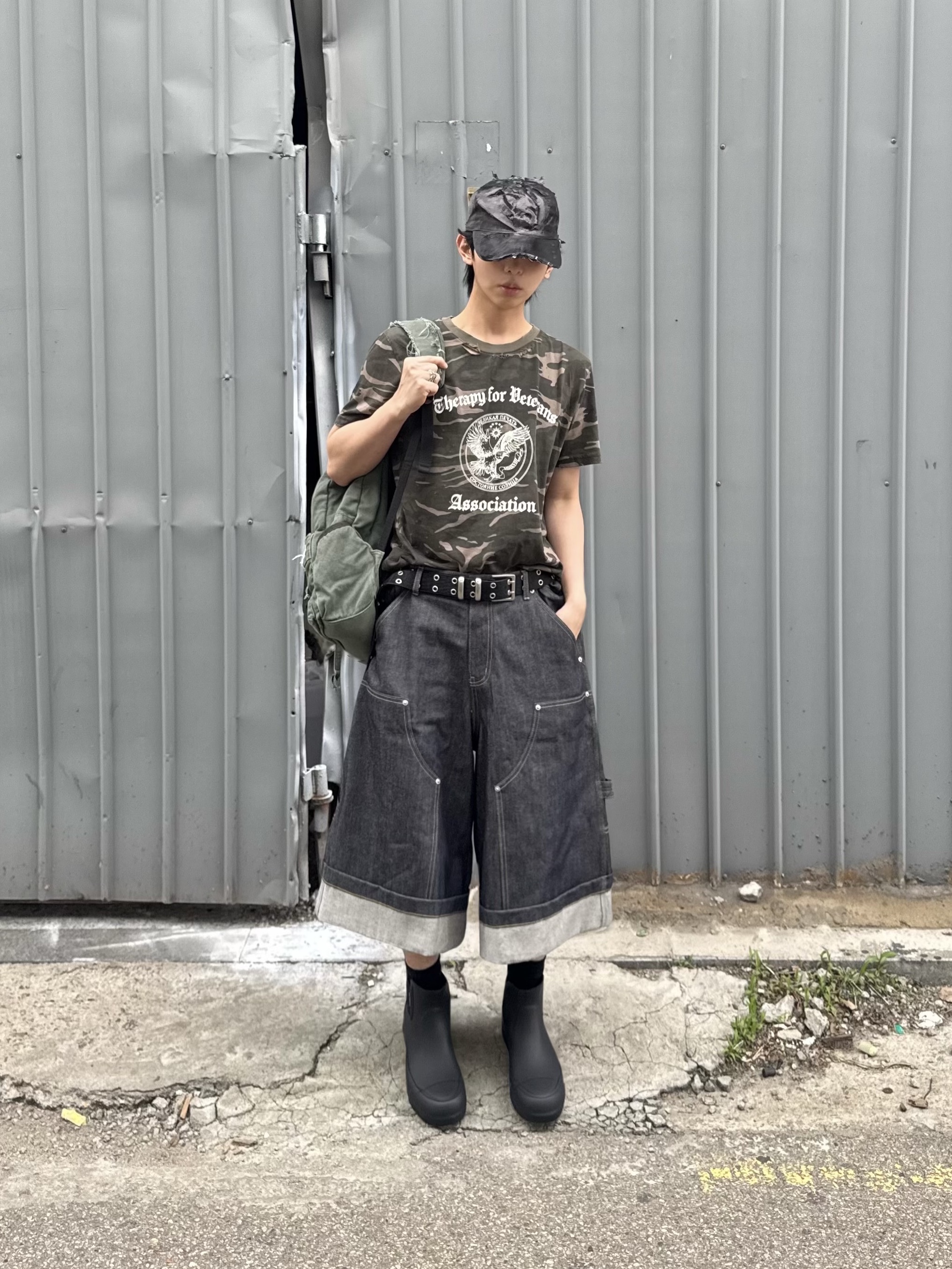 GRAILZ x KOIN SEOUL Carpenter Bermuda Denim Pants Indigo, Kamien x MJD Double Hole Belt Black Shearling Calfskin 착용 스타일 - 3