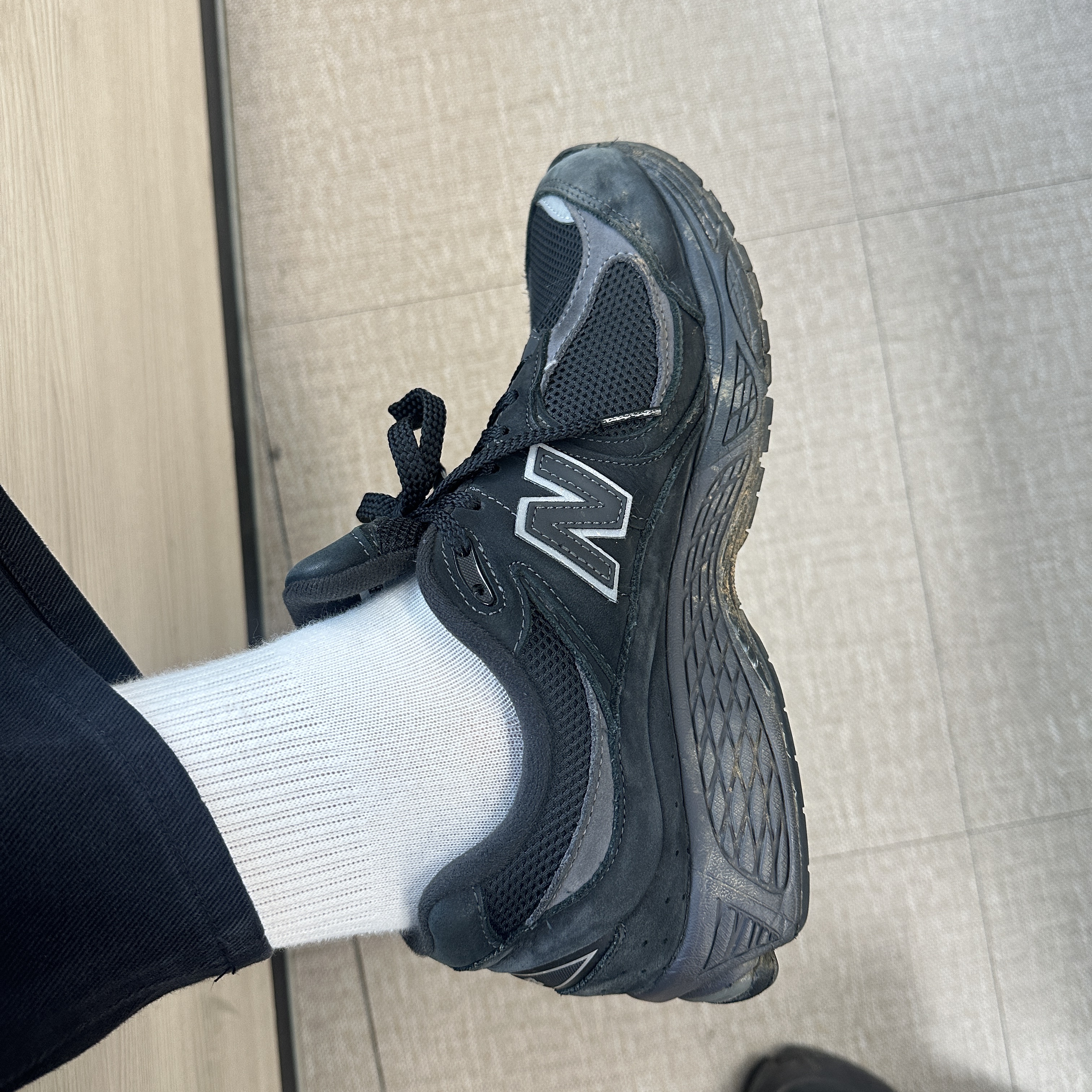 New Balance 2002R Dark Camo 착용 스타일