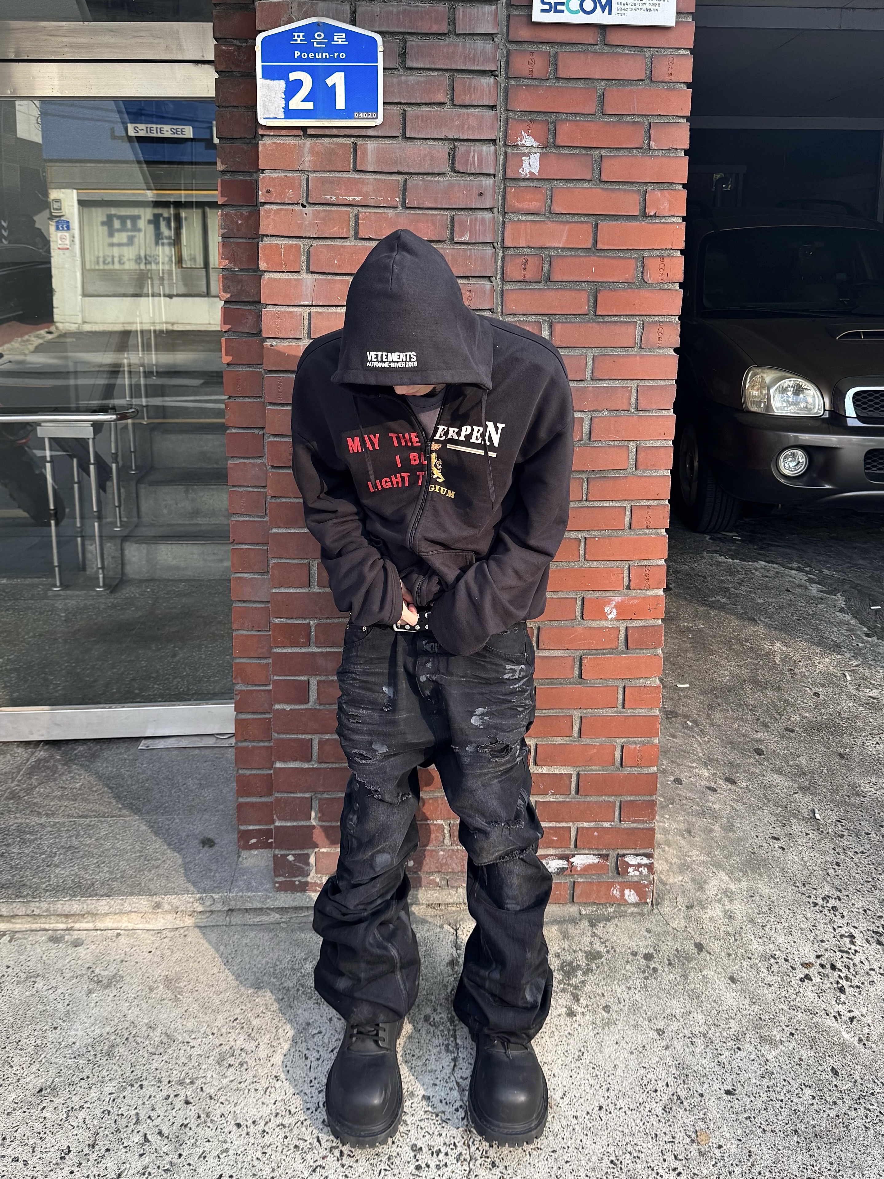 Balenciaga Combat Strike 20mm Boots Black, Project G/R Reworked Bermuda Shorts Blue 착용 스타일 - 4