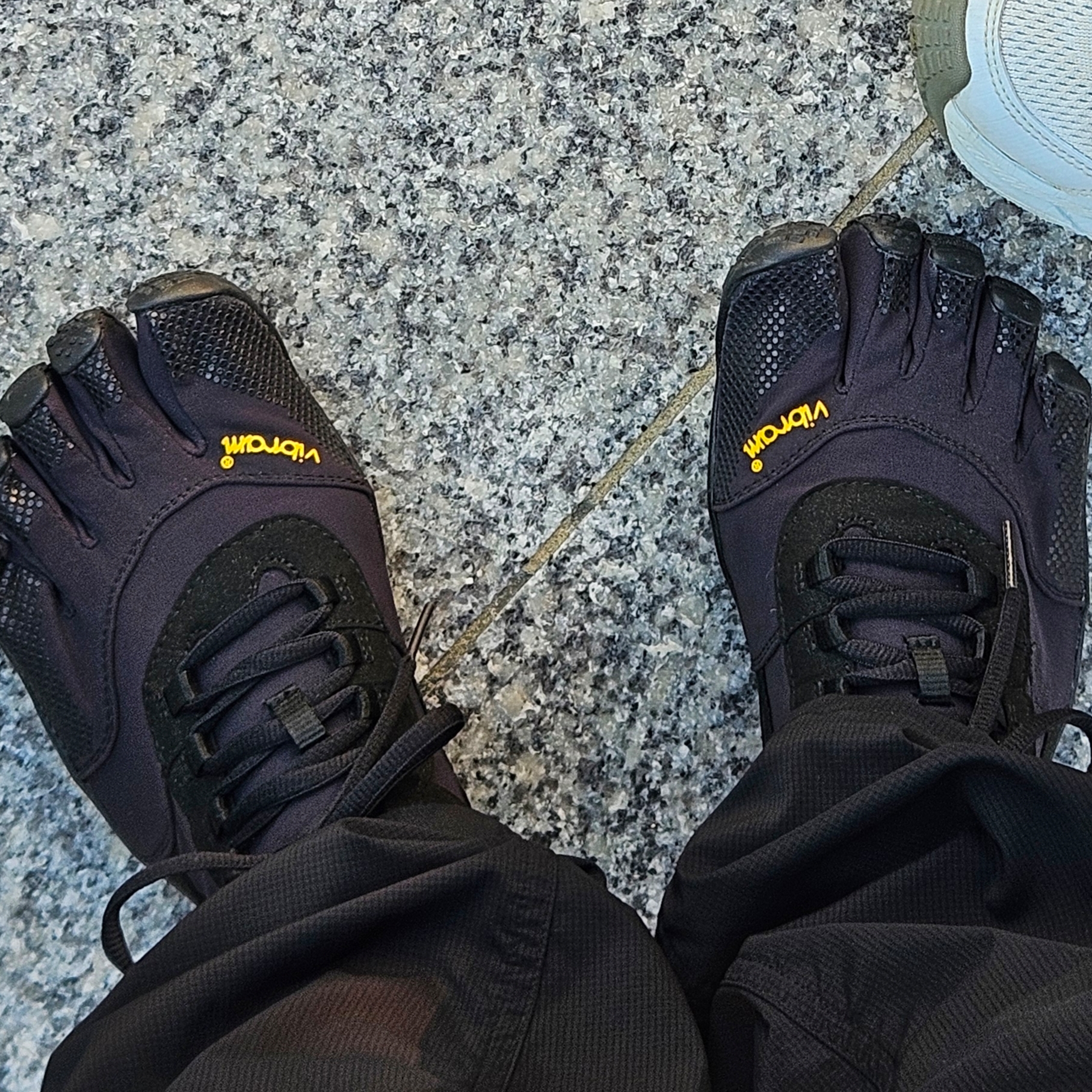 Vibram Fivefingers V-Trek Black 착용 스타일 - 3