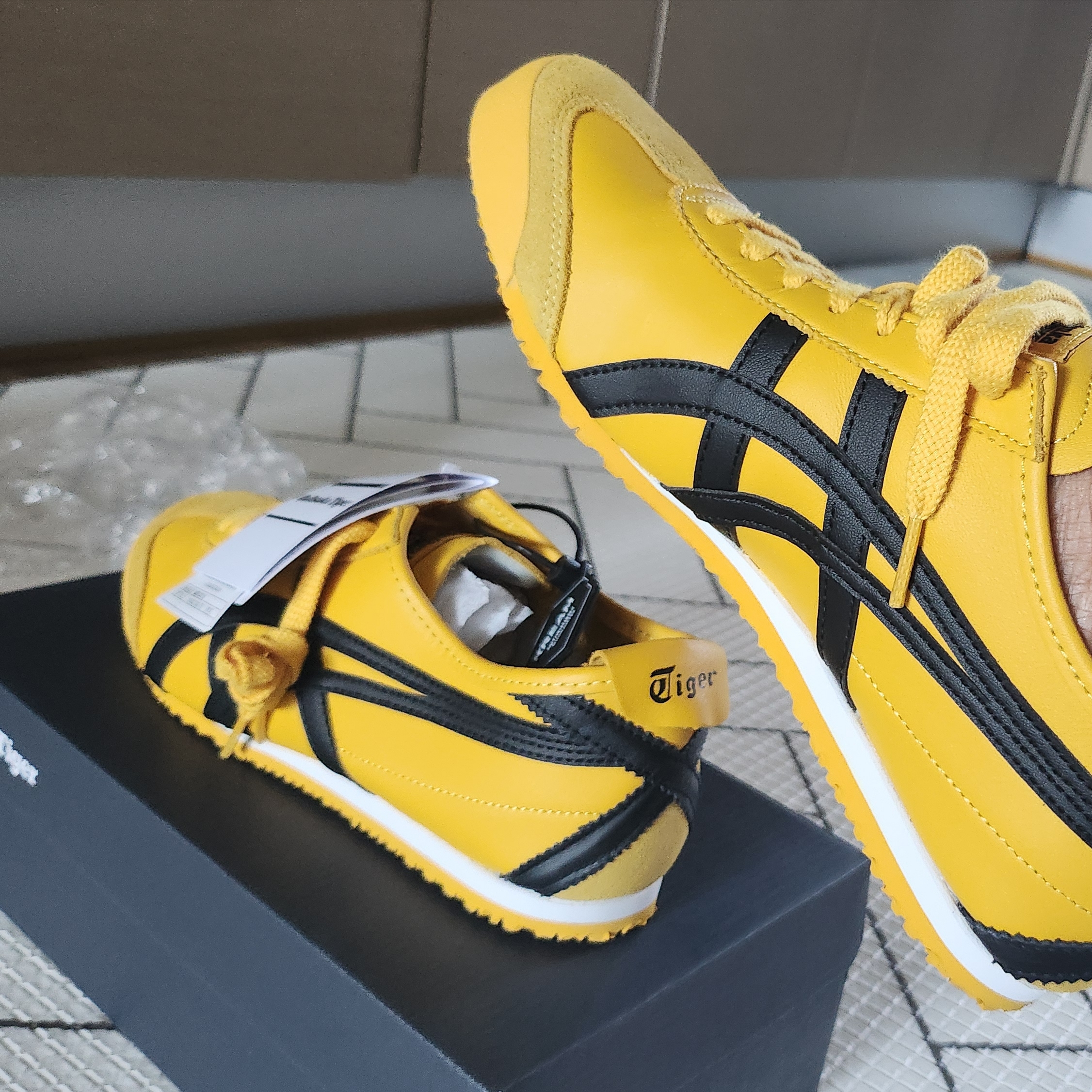 Onitsuka Tiger Mexico 66 Yellow Black 착용 스타일 - 3